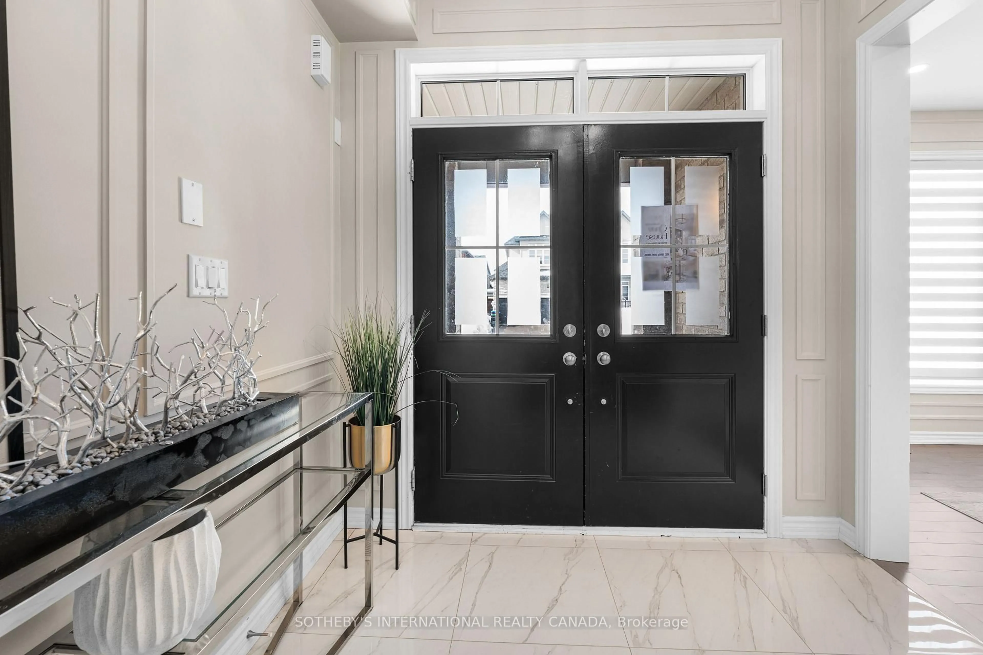 Indoor entryway for 1633 Corsal Crt, Innisfil Ontario L9S 0J9