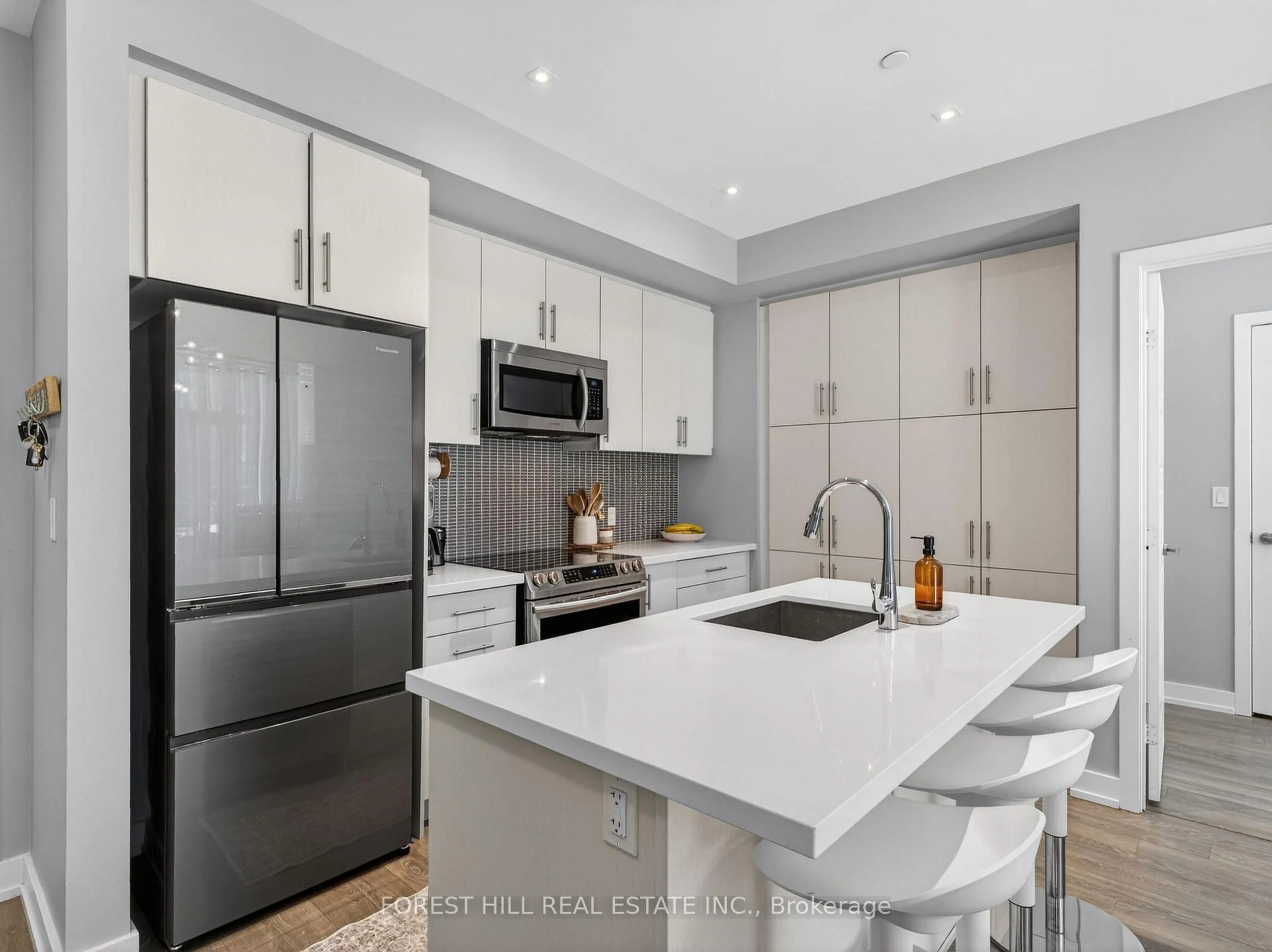 Open concept kitchen, ceramic/tile floor for 375 Sea Ray Ave #133, Innisfil Ontario L9S 0L9