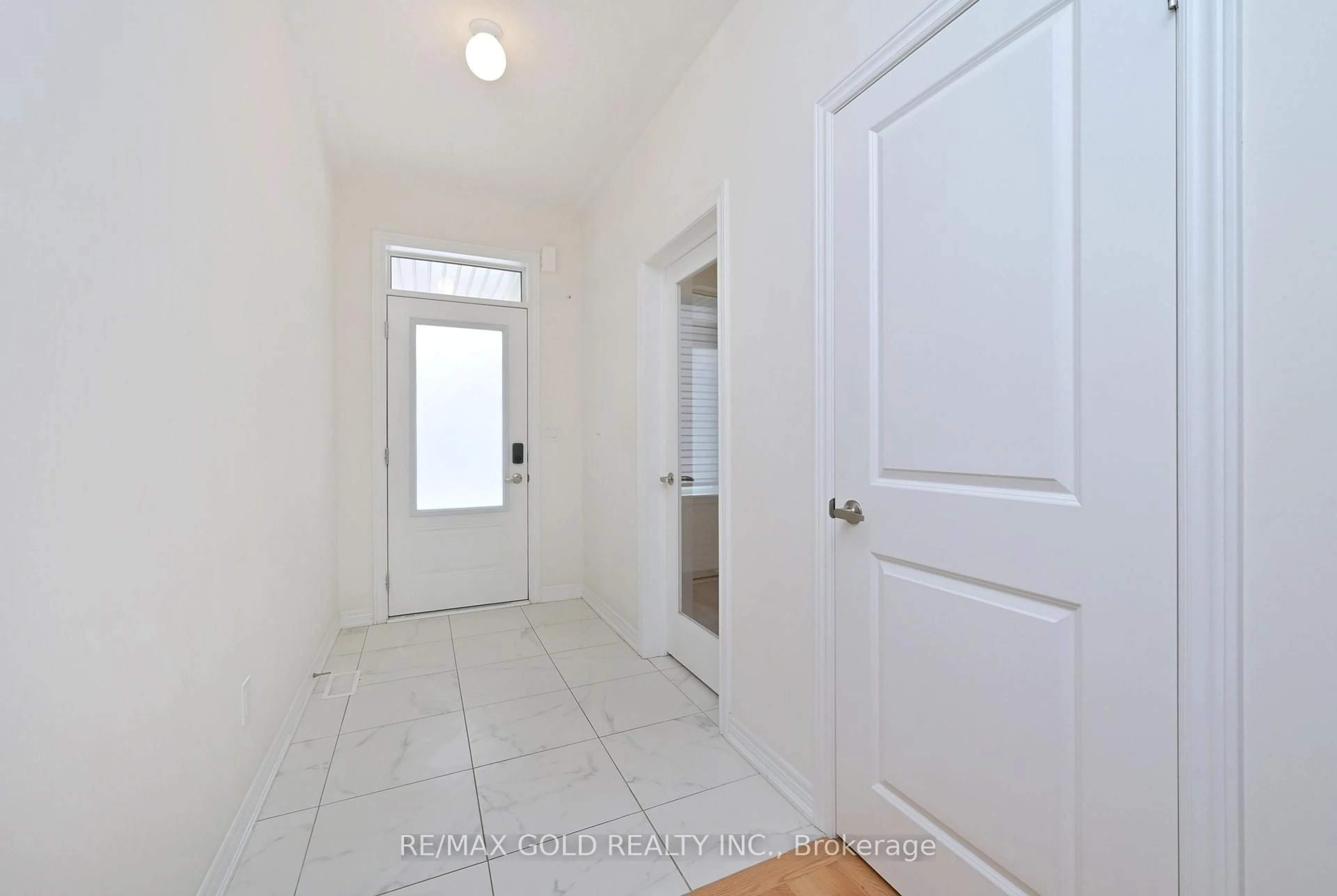 Indoor entryway for 1345 Davis Loop, Innisfil Ontario L0L 0B1