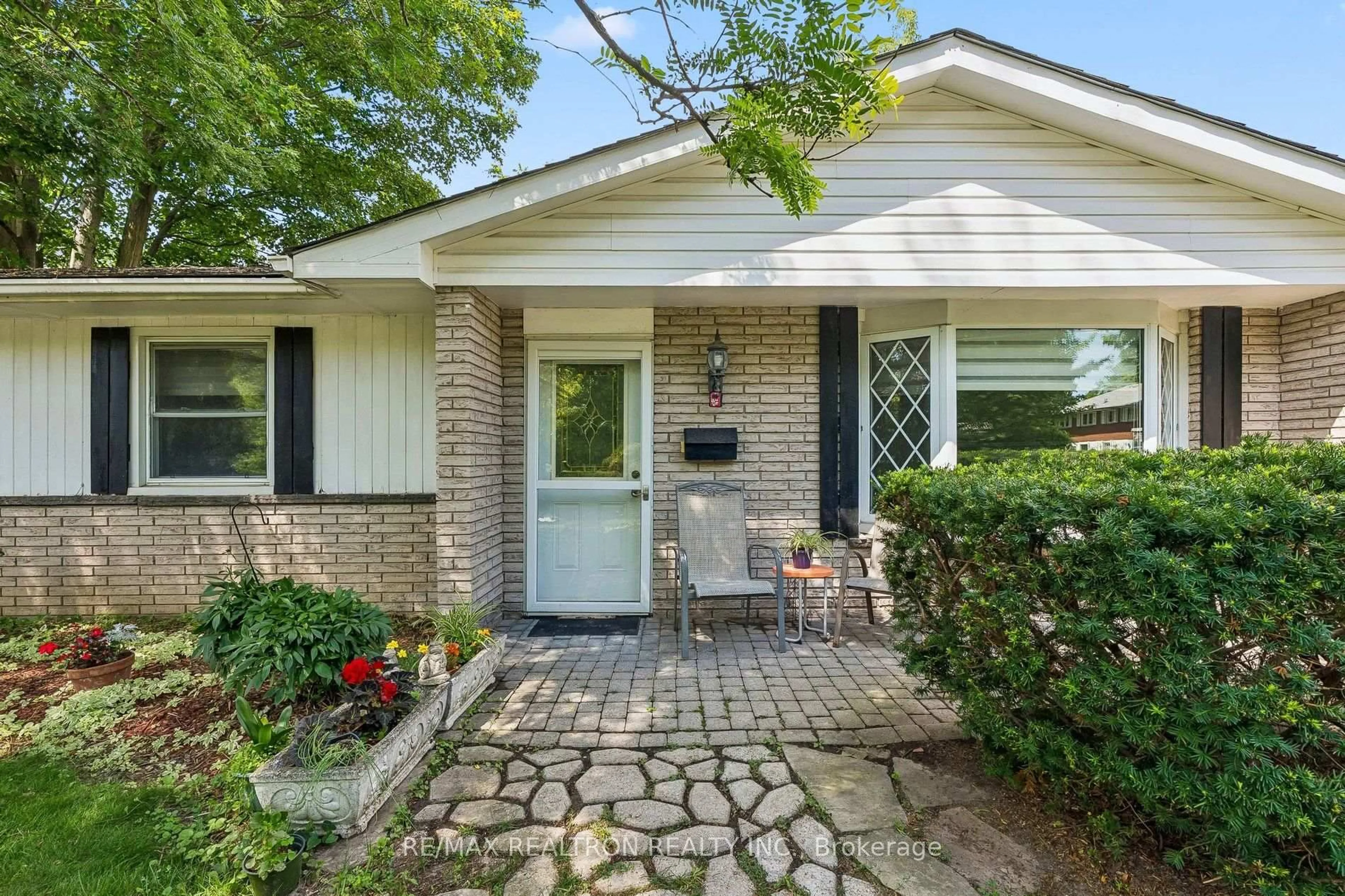 Home with brick exterior material, street for 957 JANETTE St, Newmarket Ontario L3Y 3C4