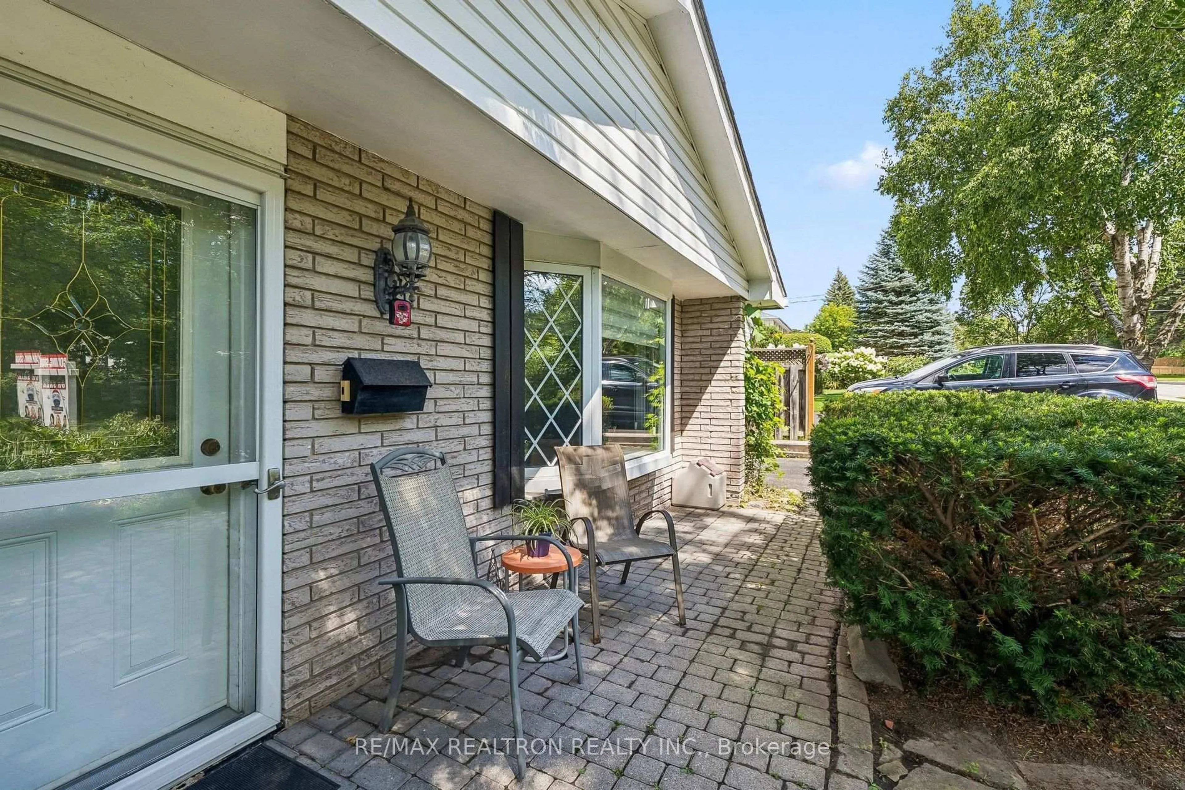 Patio, street for 957 JANETTE St, Newmarket Ontario L3Y 3C4