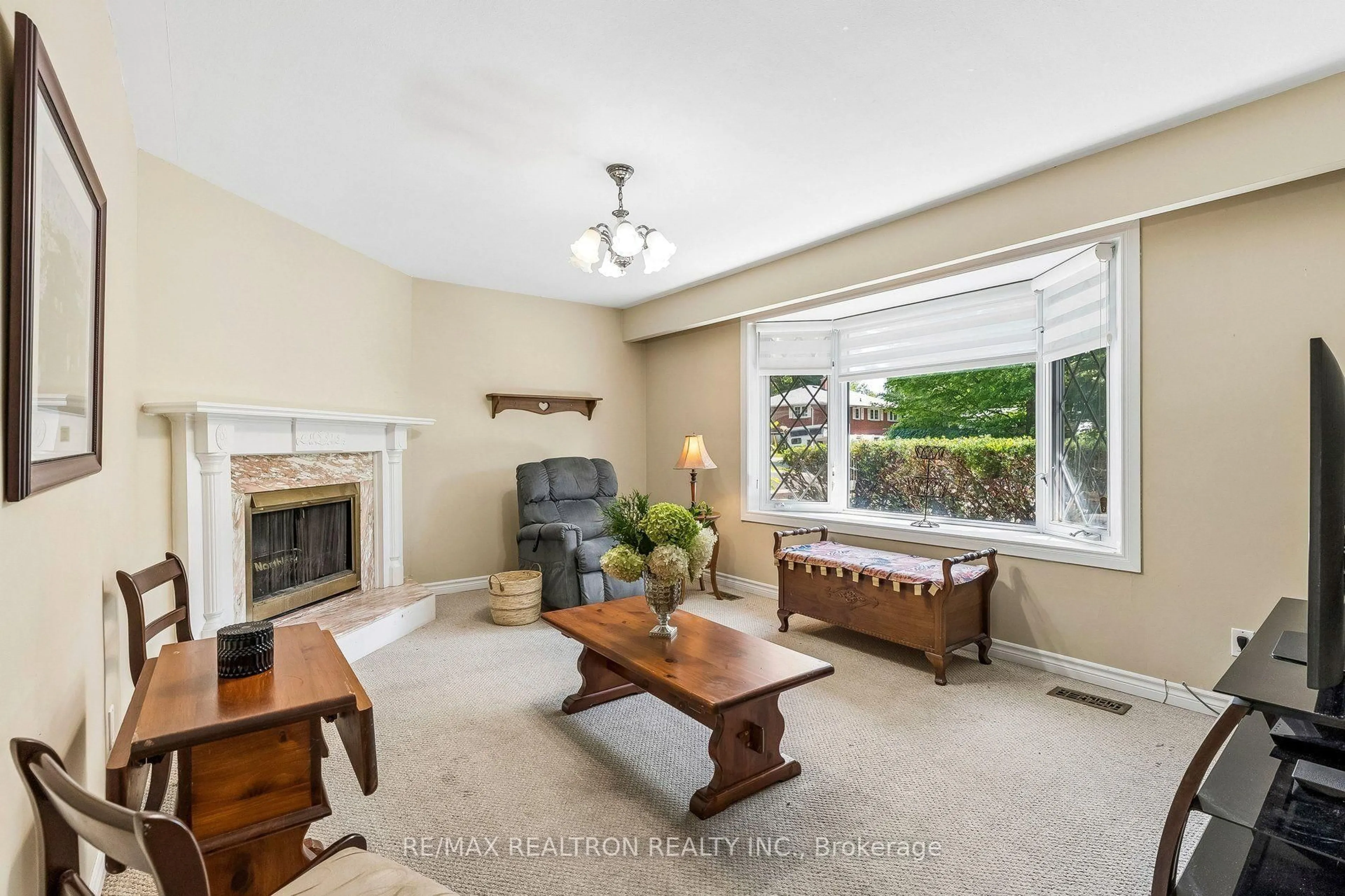 Living room with furniture, unknown for 957 JANETTE St, Newmarket Ontario L3Y 3C4