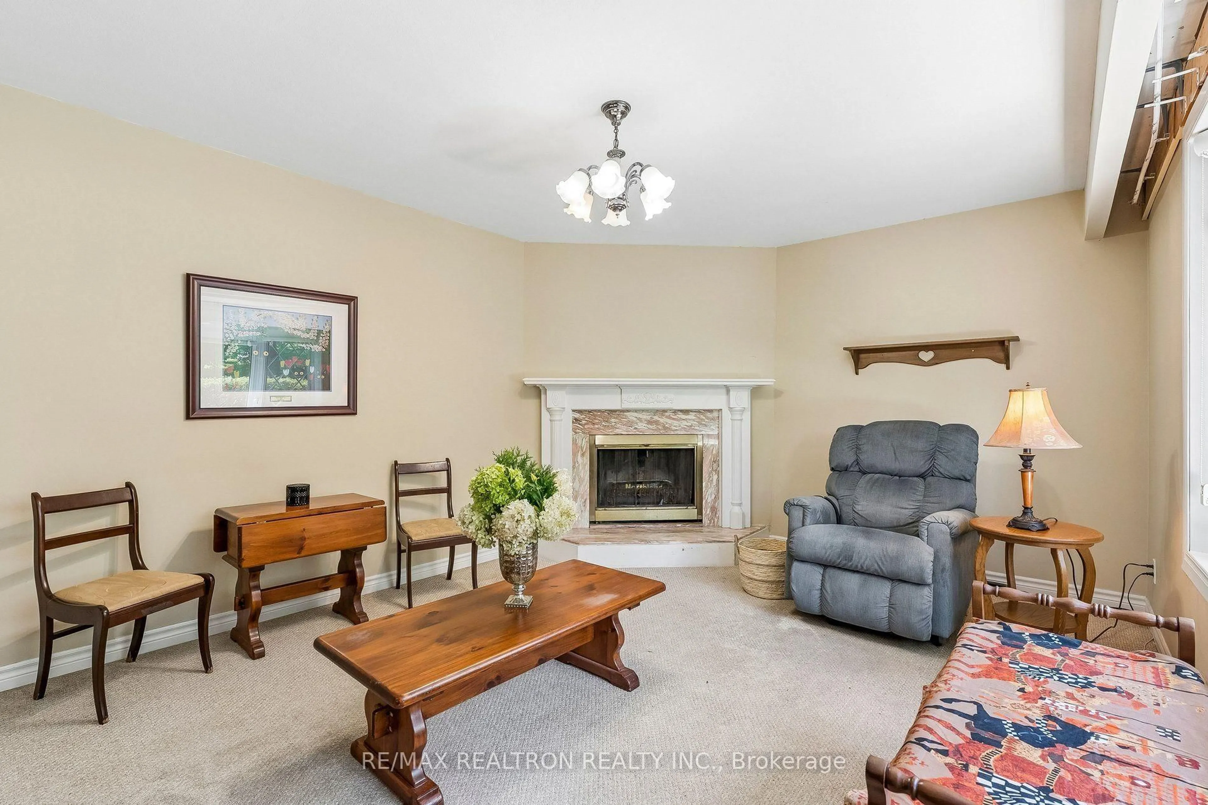 Living room with furniture, unknown for 957 JANETTE St, Newmarket Ontario L3Y 3C4