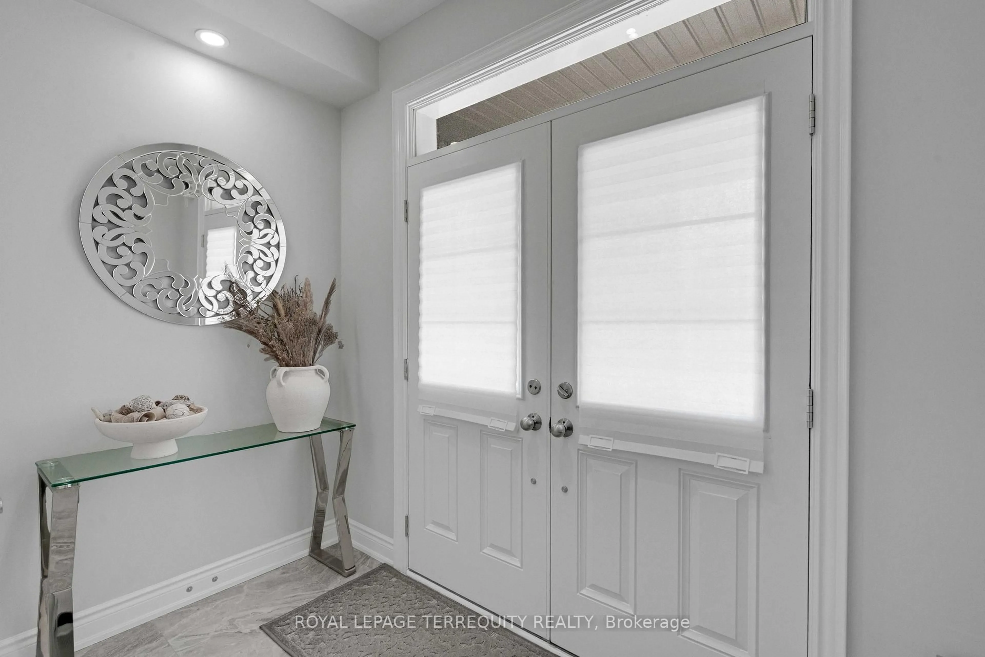 Indoor entryway for 24 Hydrangea Hllw, East Gwillimbury Ontario L9N 0T3