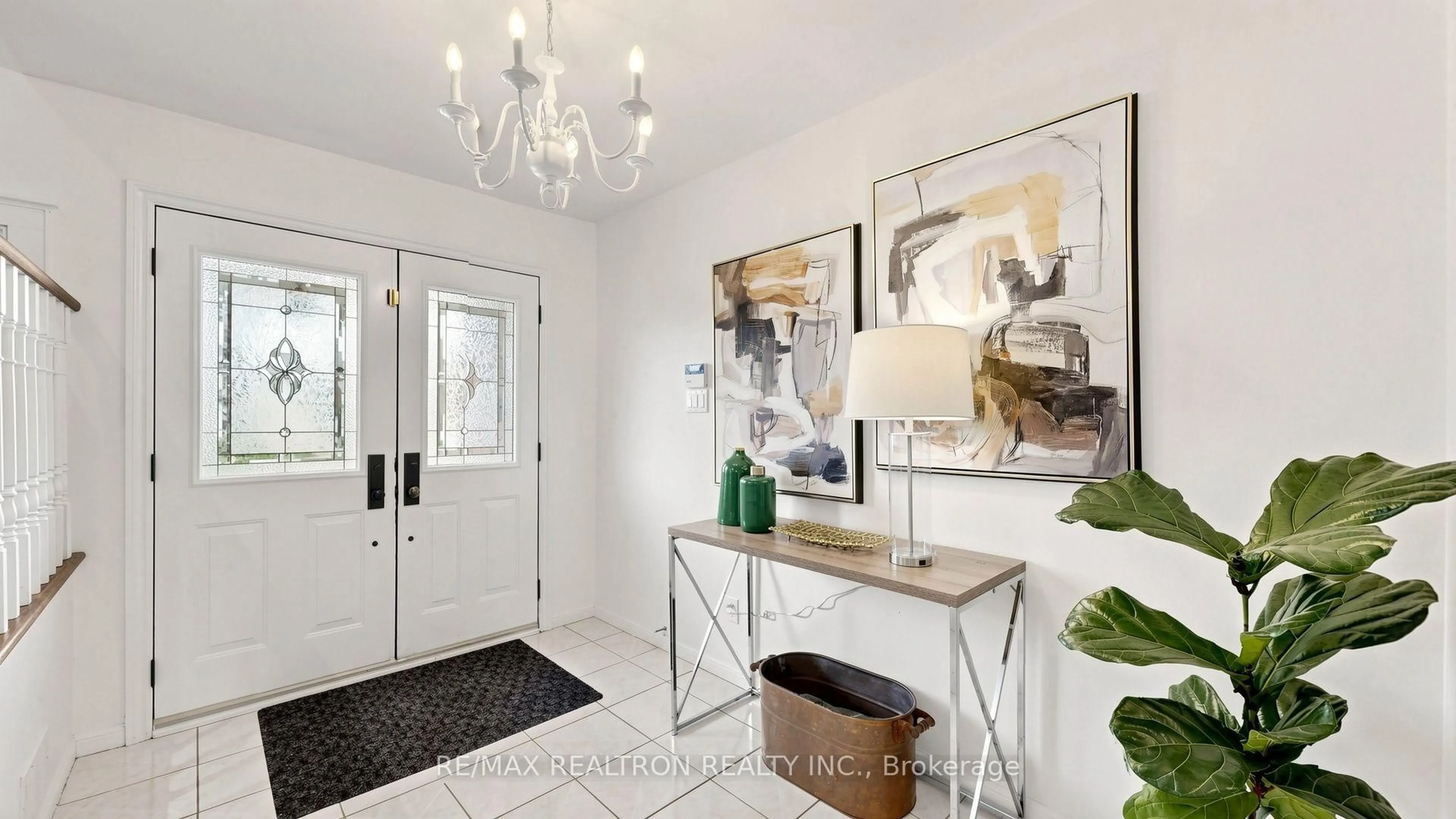 Indoor entryway for 14 Oak Grove Crt, Markham Ontario L3T 2Z9