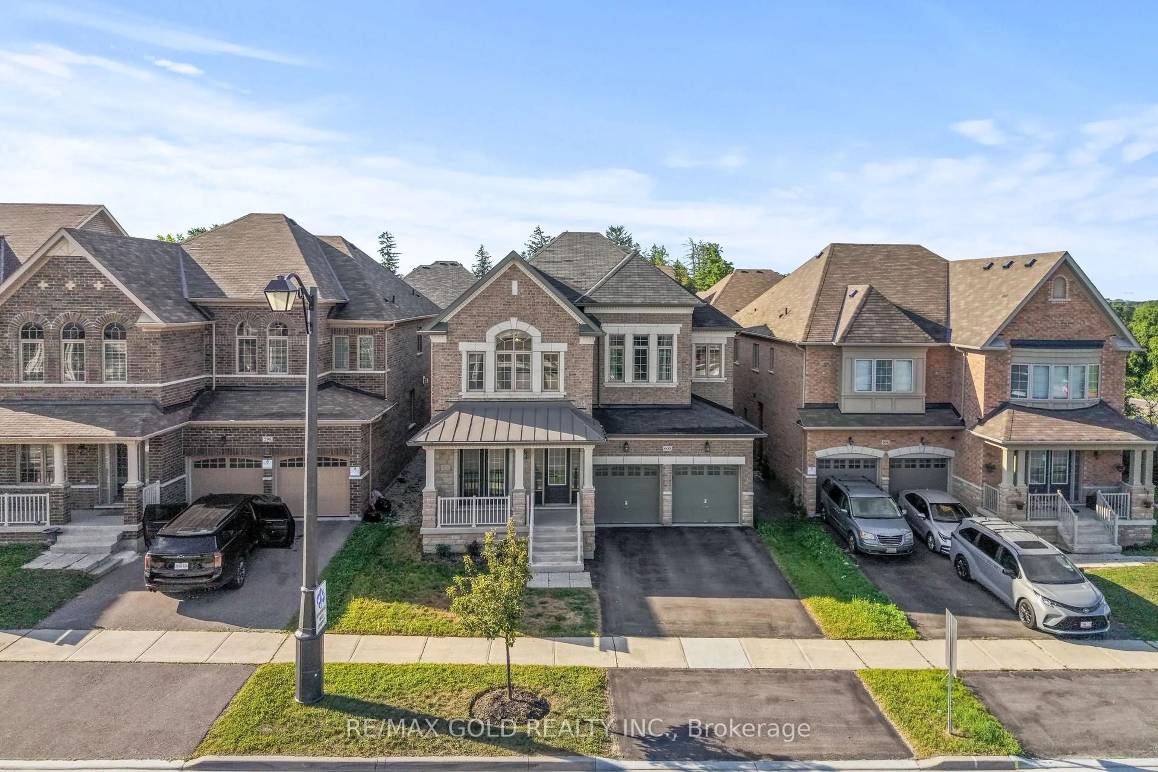 A pic from outside/outdoor area/front of a property/back of a property/a pic from drone, street for 600 Mactier Dr, Vaughan Ontario L4H 4T9