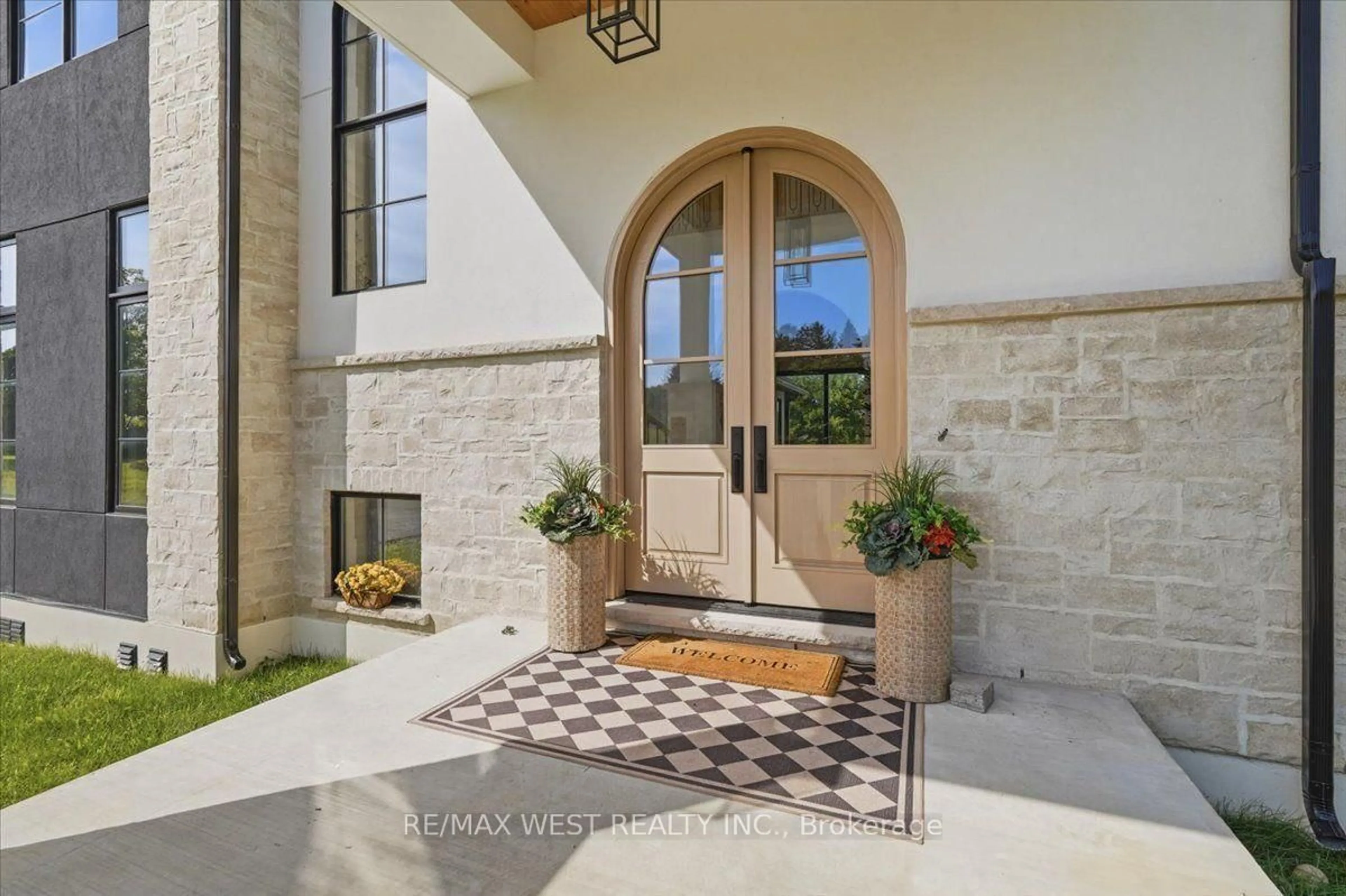 Indoor entryway for 17050 McCowan Rd, Whitchurch-Stouffville Ontario L4A 2A5