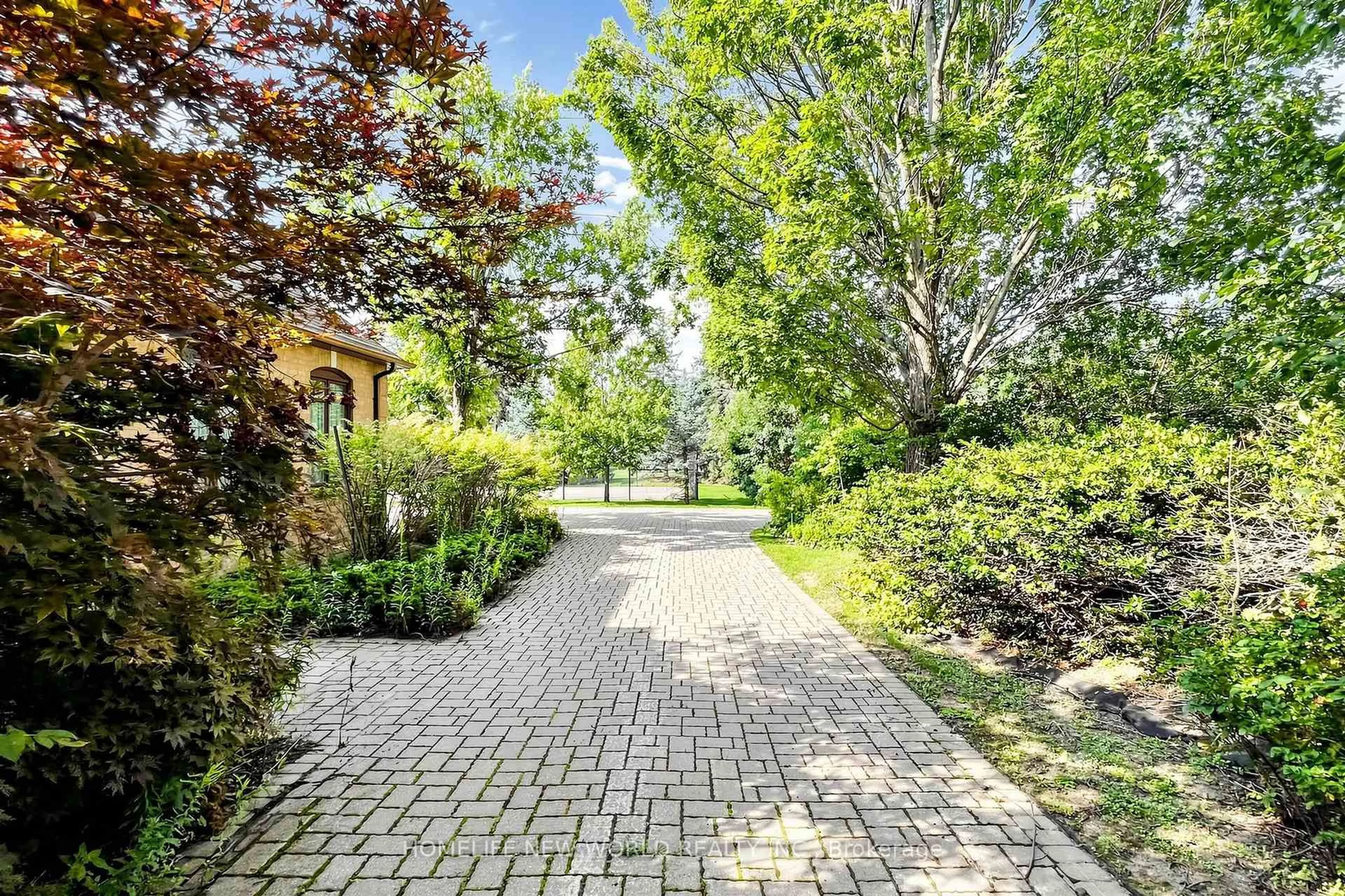 Patio, street for 27 Walnut Glen Pl, Markham Ontario L6C 1A3