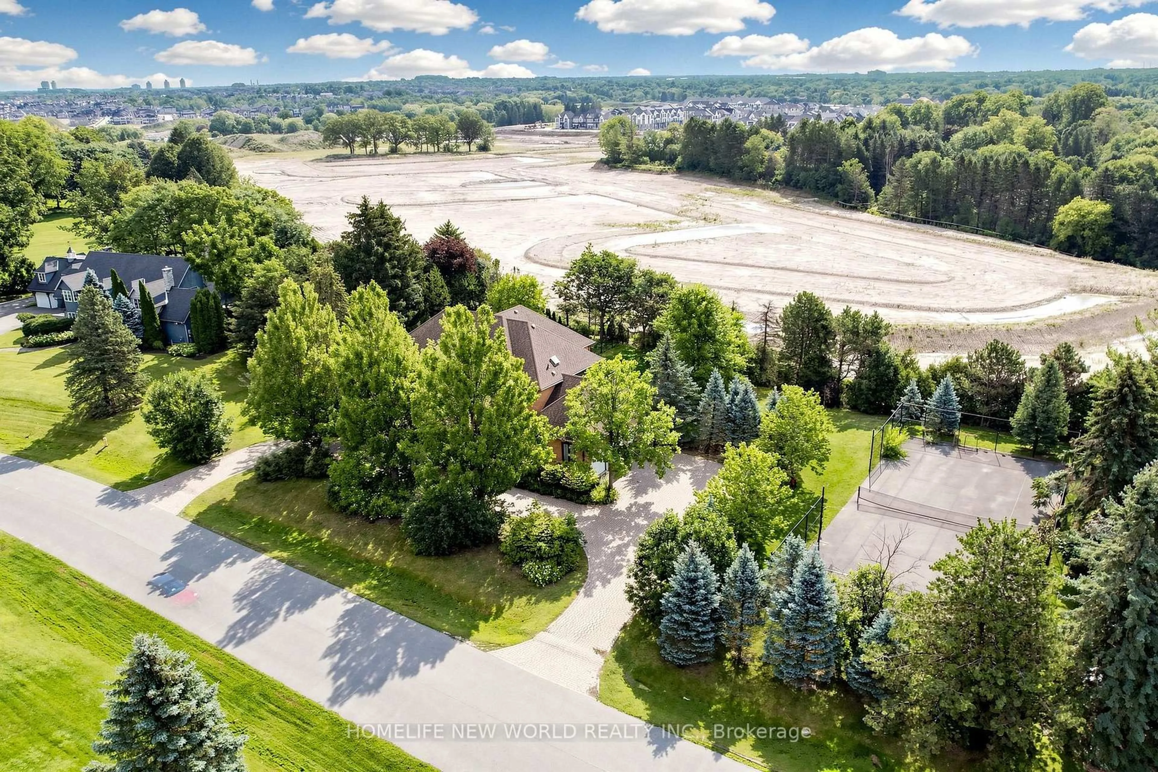 A pic from outside/outdoor area/front of a property/back of a property/a pic from drone, unknown for 27 Walnut Glen Pl, Markham Ontario L6C 1A3
