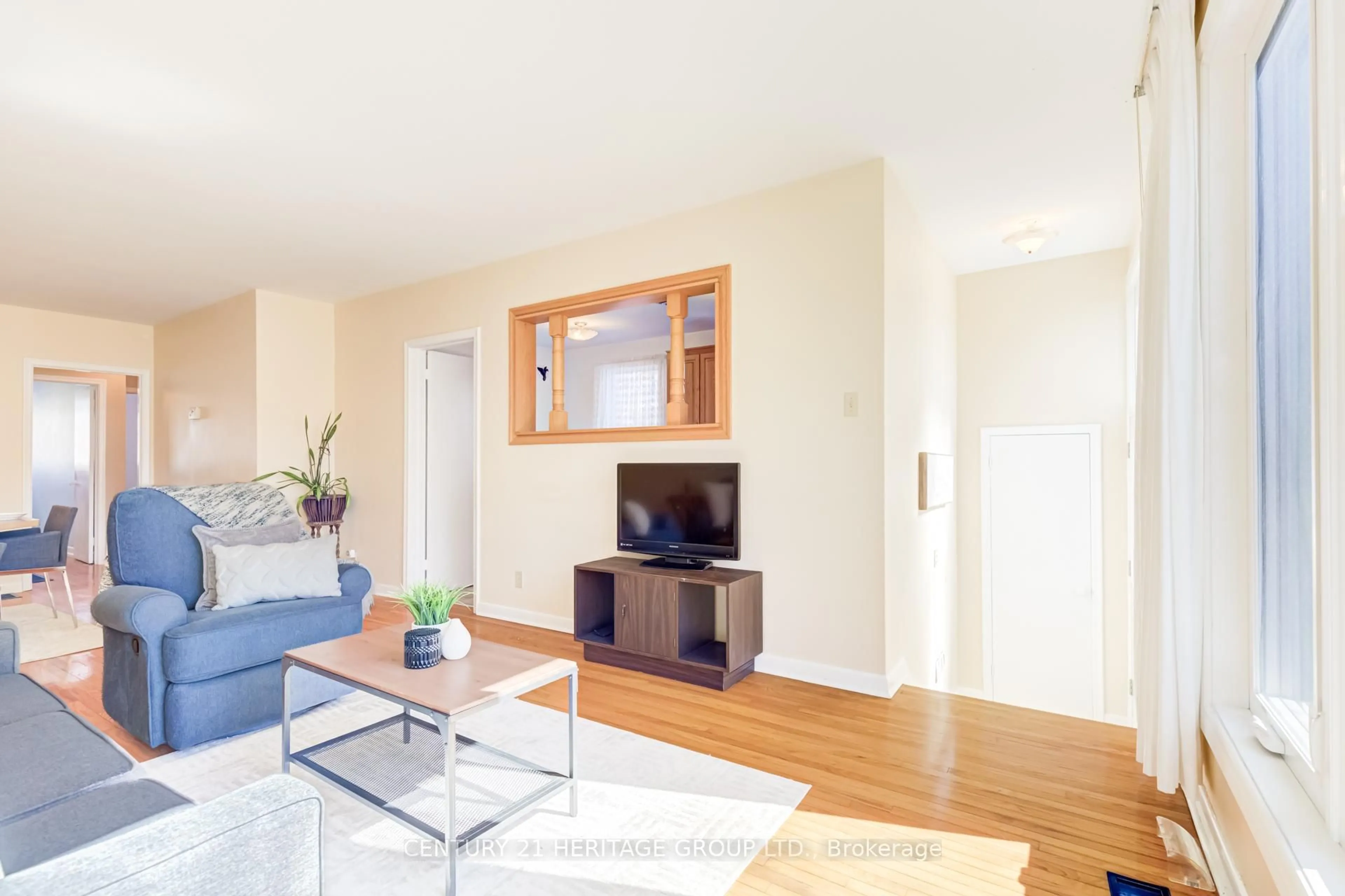 Living room with furniture, wood/laminate floor for 245 Browndale Cres, Richmond Hill Ontario L4C 3H9