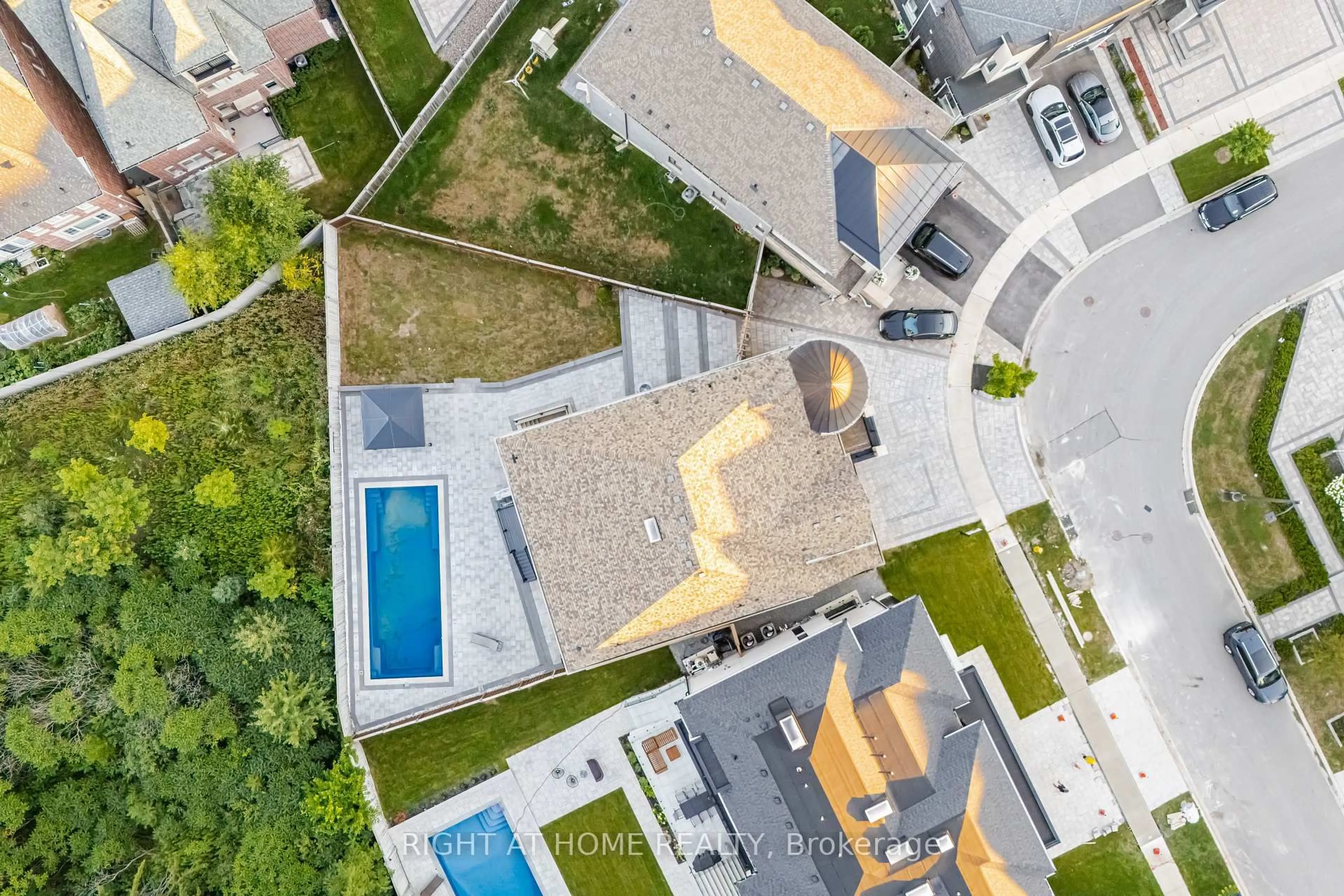 A pic from outside/outdoor area/front of a property/back of a property/a pic from drone, city buildings view from balcony for 33 Keatley Dr, Vaughan Ontario L6A 4Y3