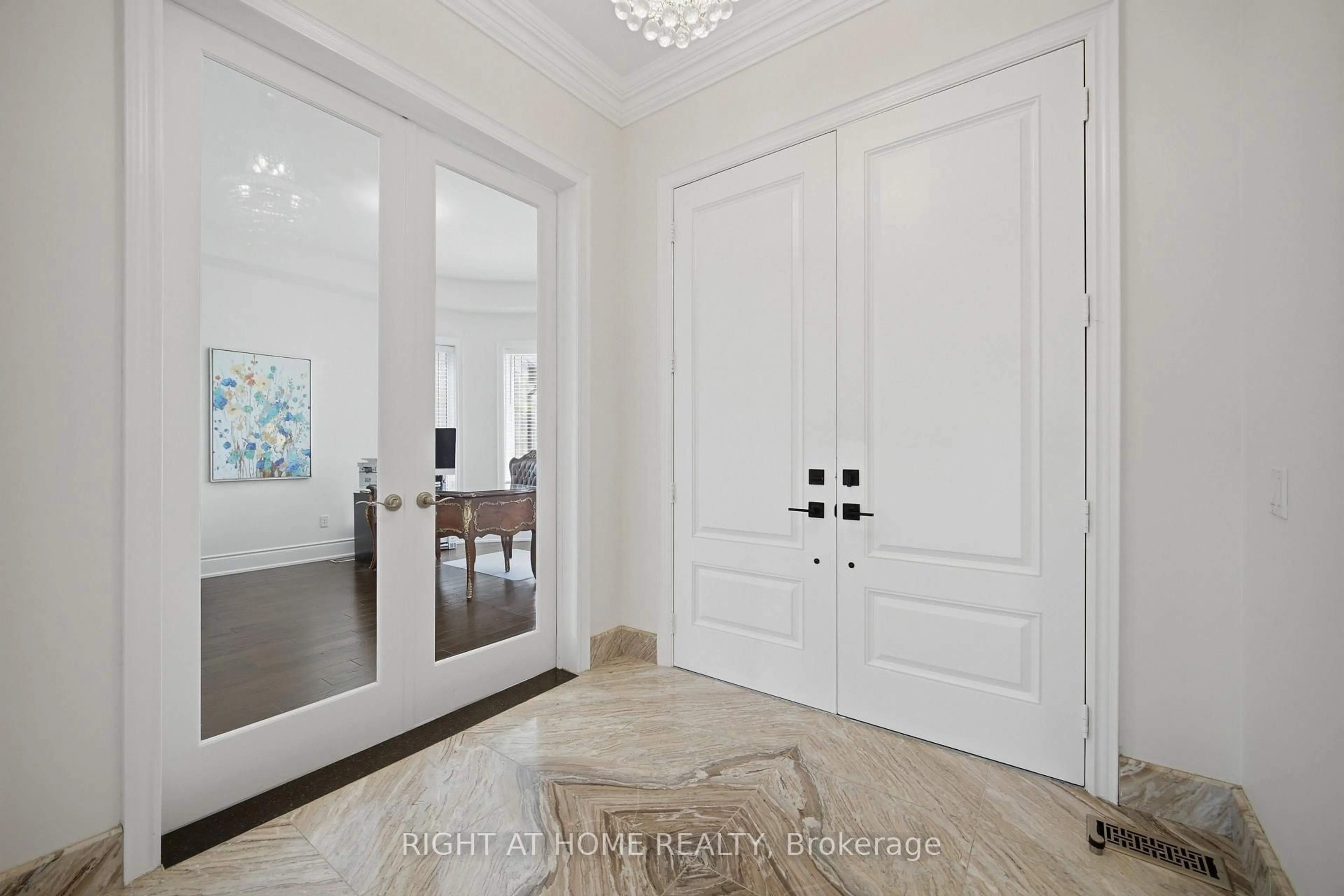 Indoor entryway for 33 Keatley Dr, Vaughan Ontario L6A 4Y3