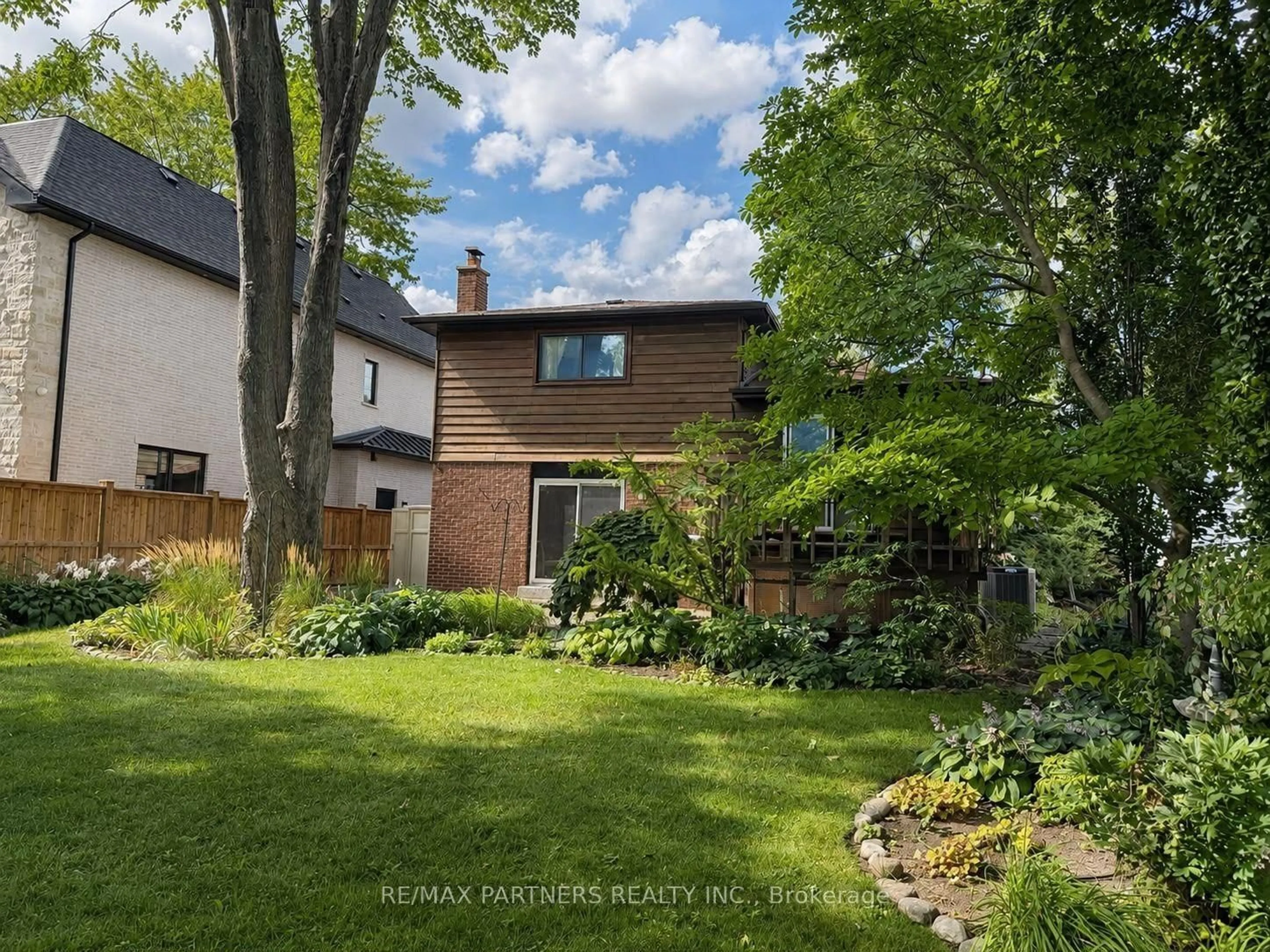A pic from outside/outdoor area/front of a property/back of a property/a pic from drone, street for 23 Pomander Rd, Markham Ontario L3R 1X5