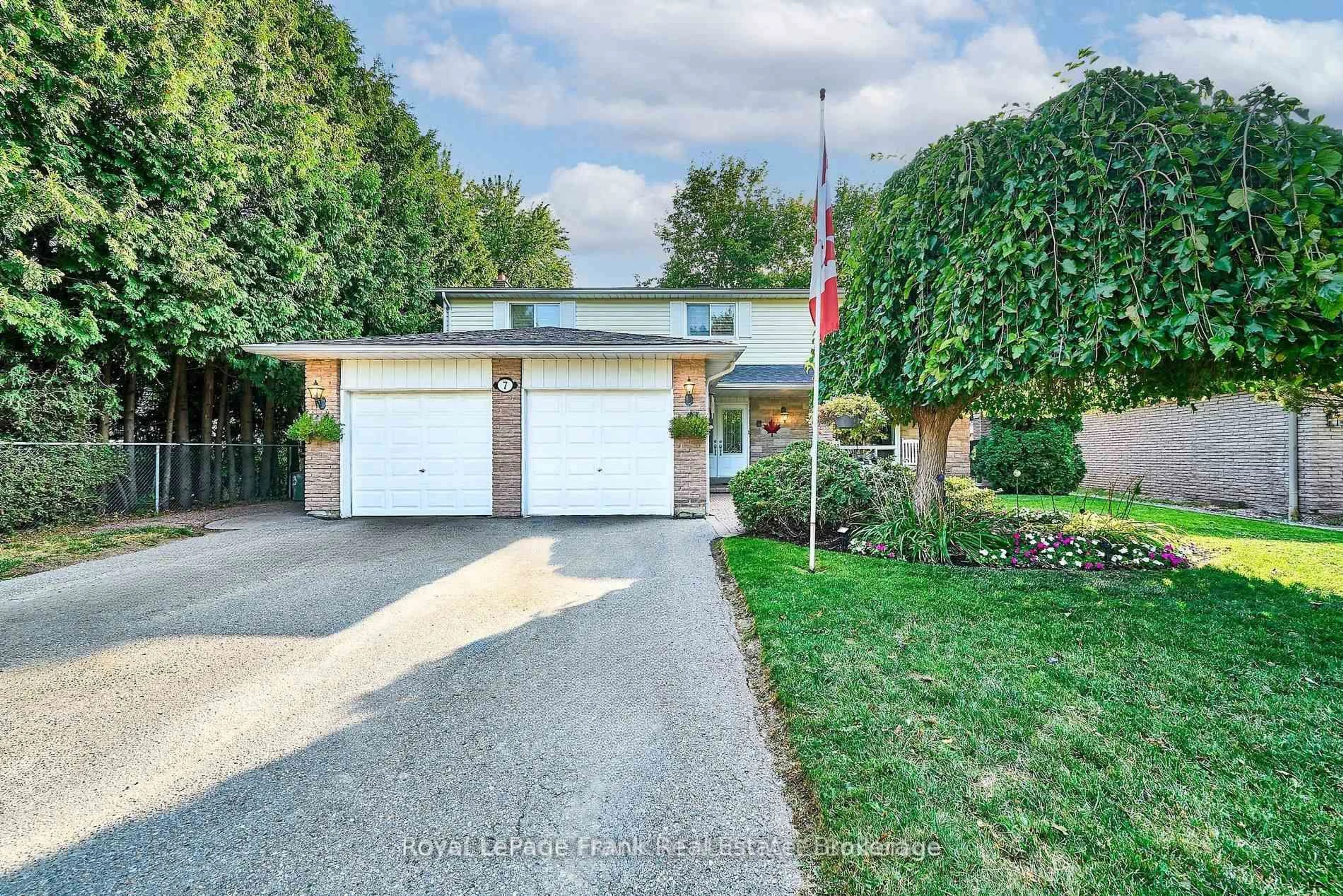 A pic from outside/outdoor area/front of a property/back of a property/a pic from drone, street for 7 Judy Crt, Markham Ontario L3P 3R8