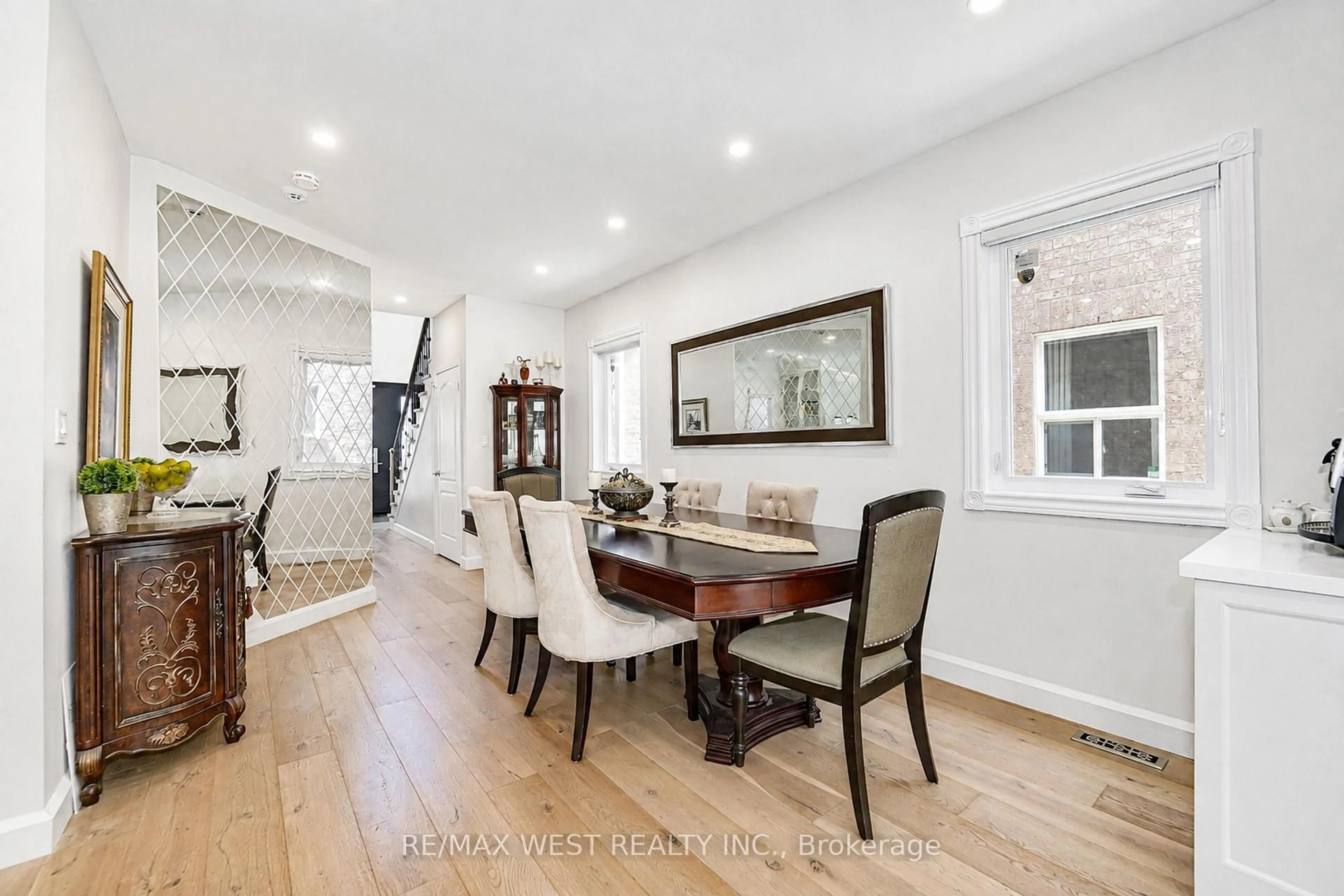 Dining room, wood/laminate floor for 139 River Ridge Blvd, Aurora Ontario L4G 7T7