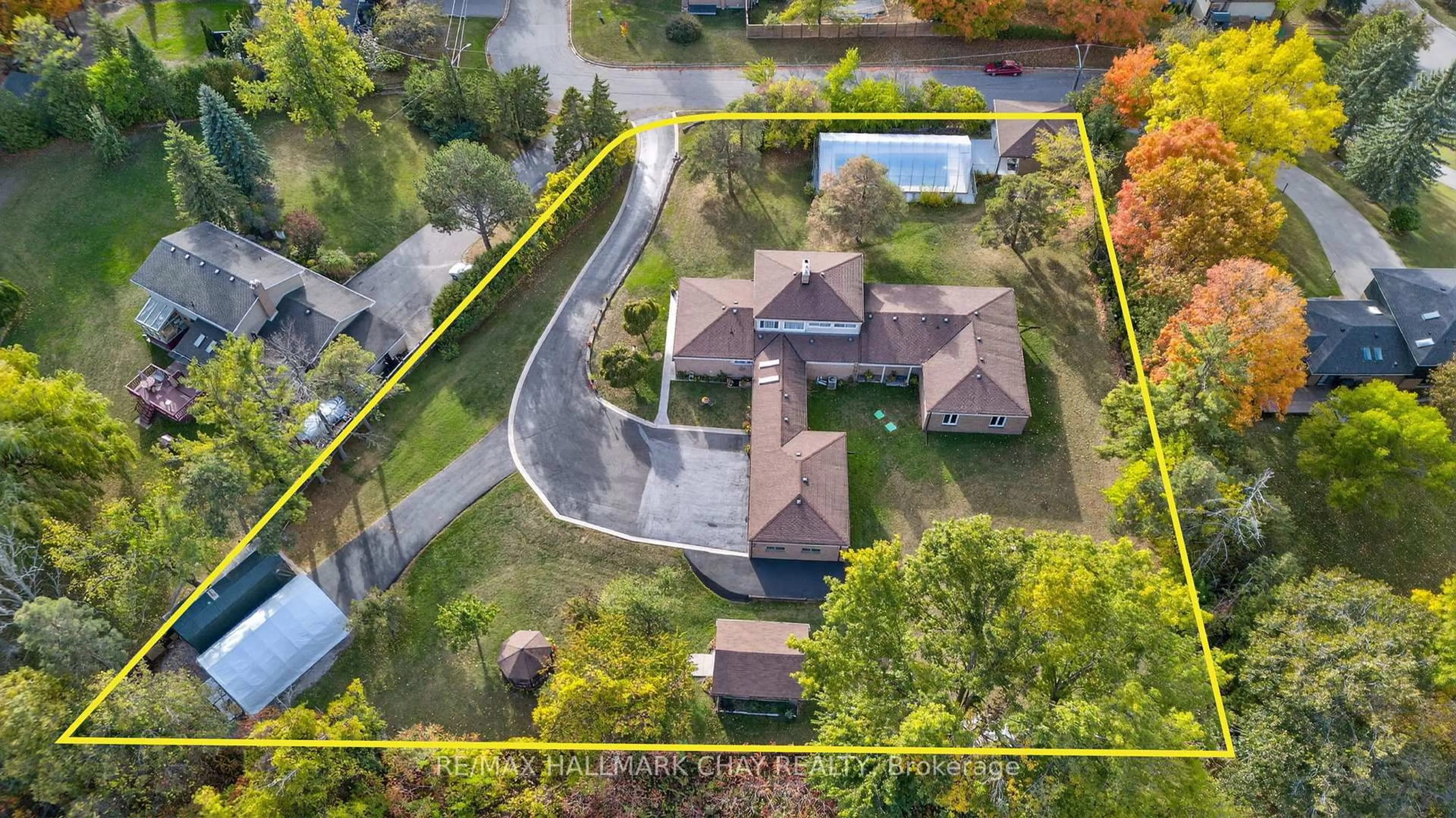 A pic from outside/outdoor area/front of a property/back of a property/a pic from drone, street for 39 Highfield Cres, Georgina Ontario L4P 0M2
