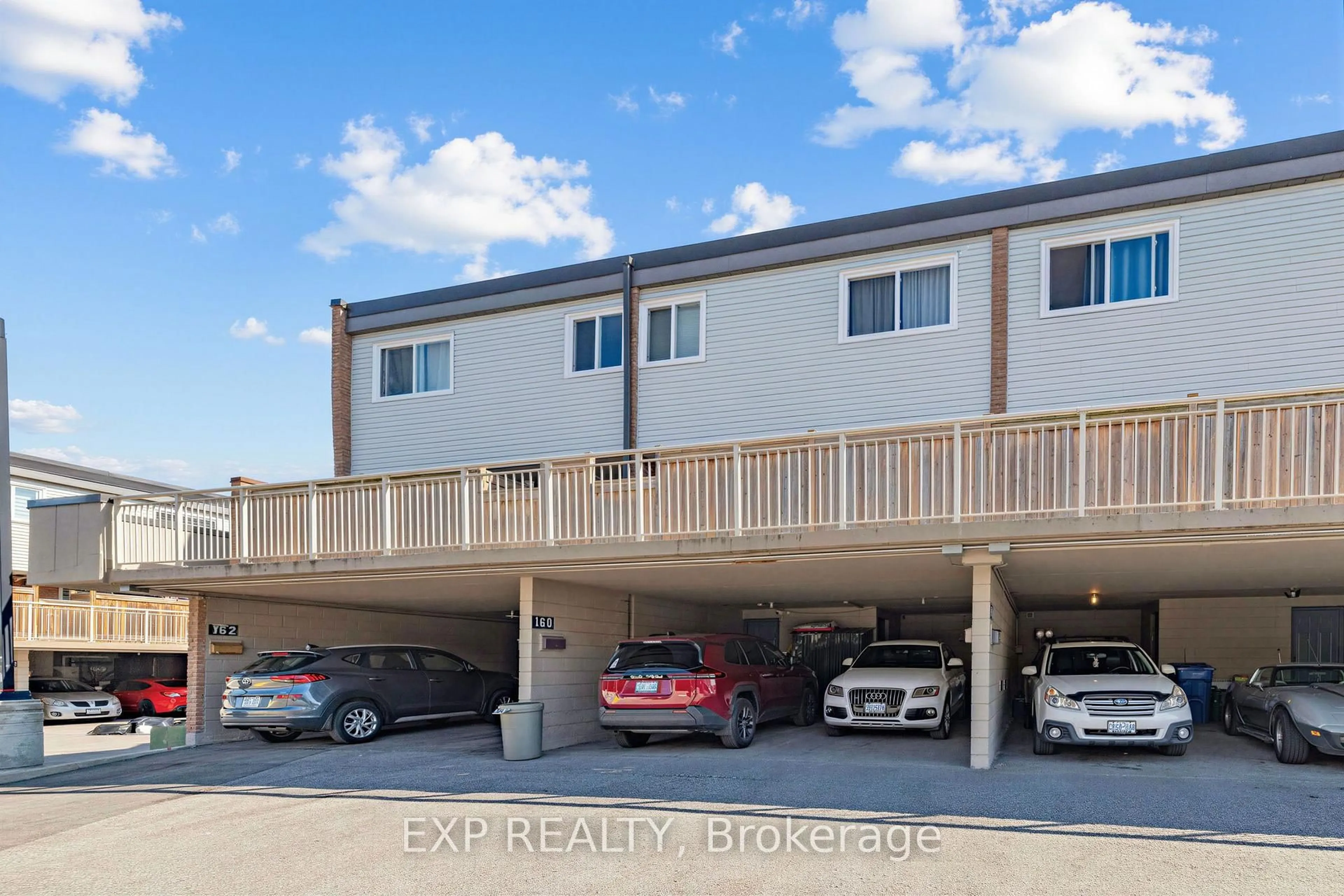 A pic from outside/outdoor area/front of a property/back of a property/a pic from drone, unknown for 158 Milestone Cres #58, Aurora Ontario L4G 3M2
