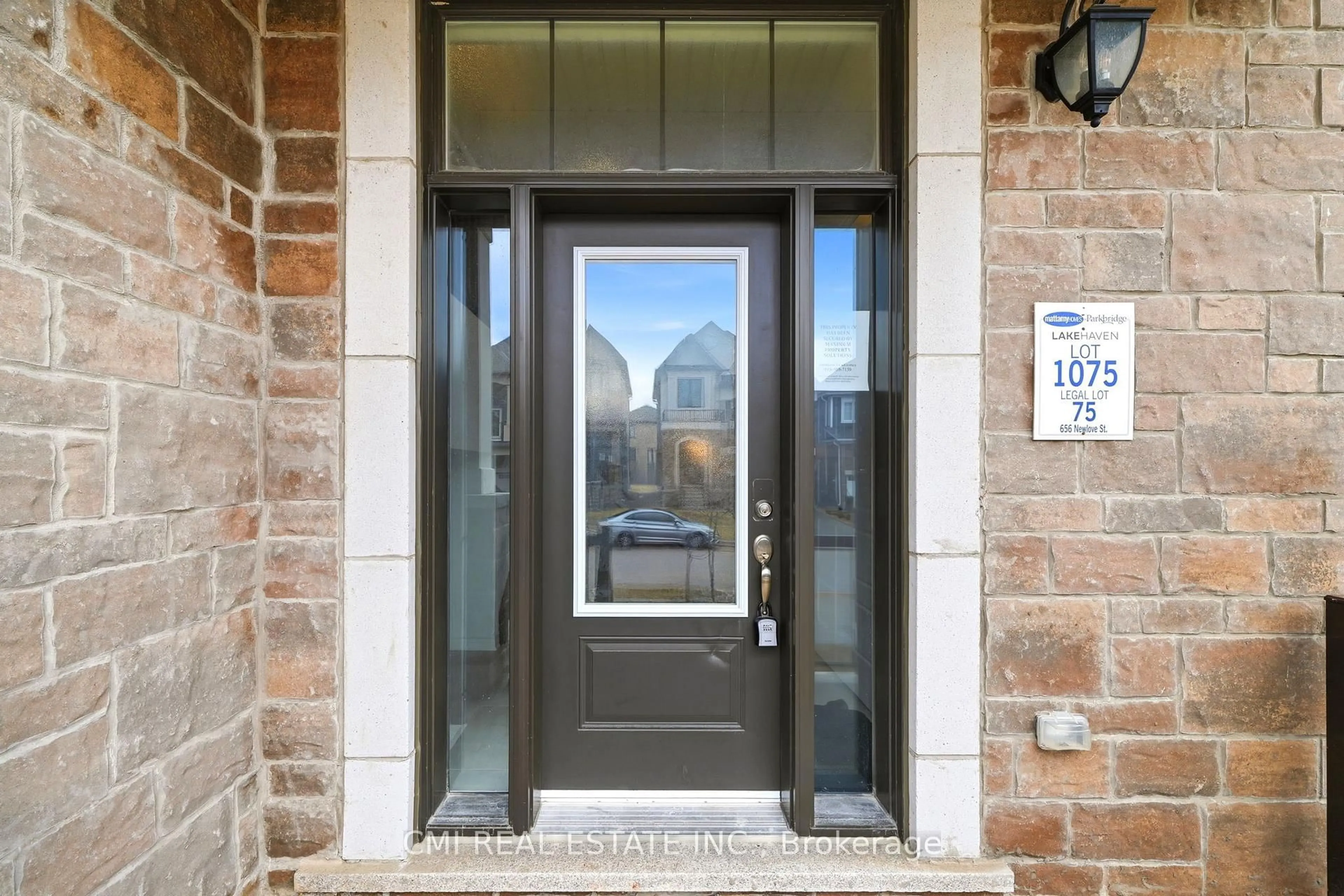 Indoor entryway for 656 Newlove St, Innisfil Ontario L9S 0R8