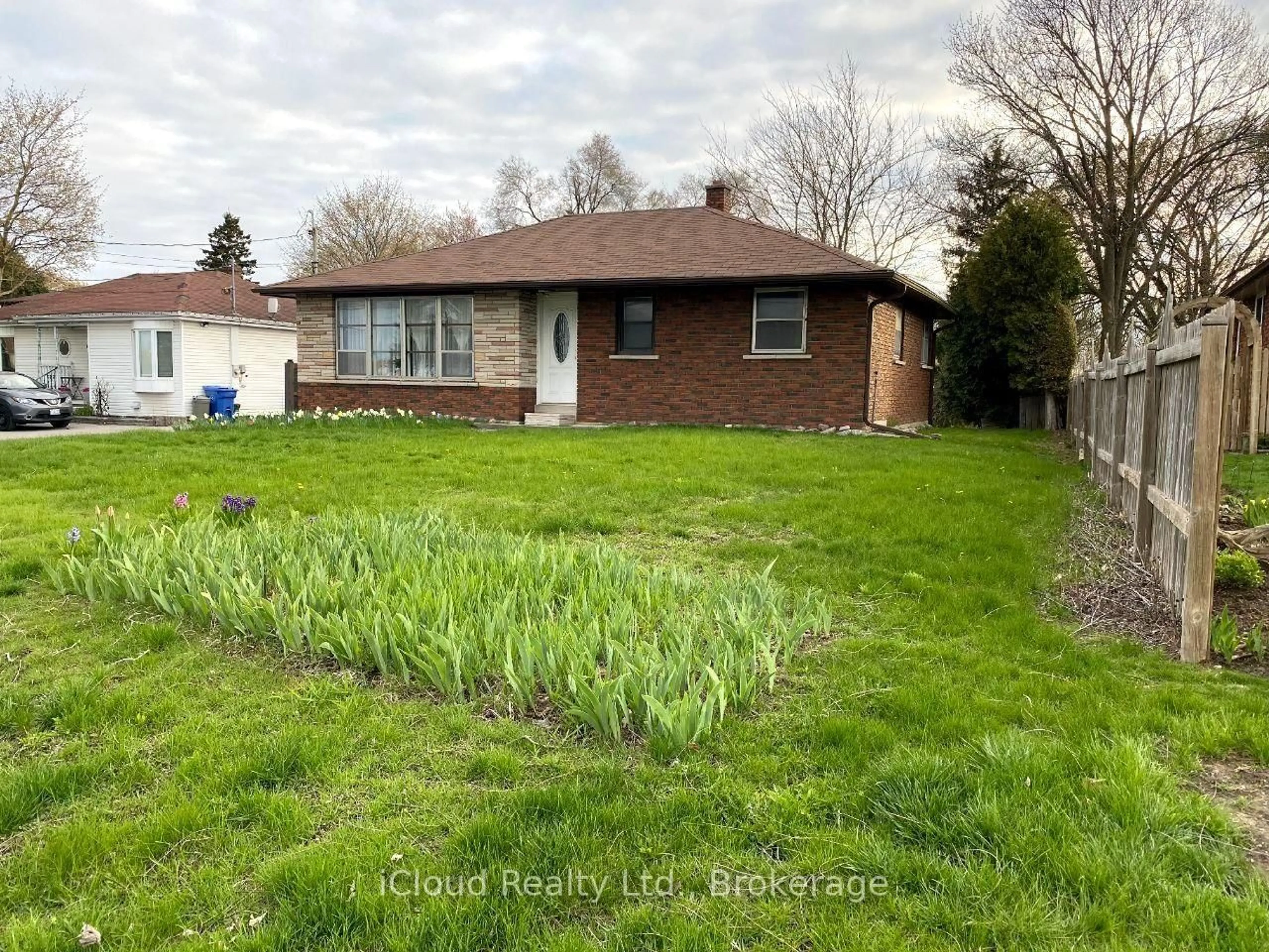 A pic from outside/outdoor area/front of a property/back of a property/a pic from drone, street for 18200 Leslie St, East Gwillimbury Ontario L9N 0M5