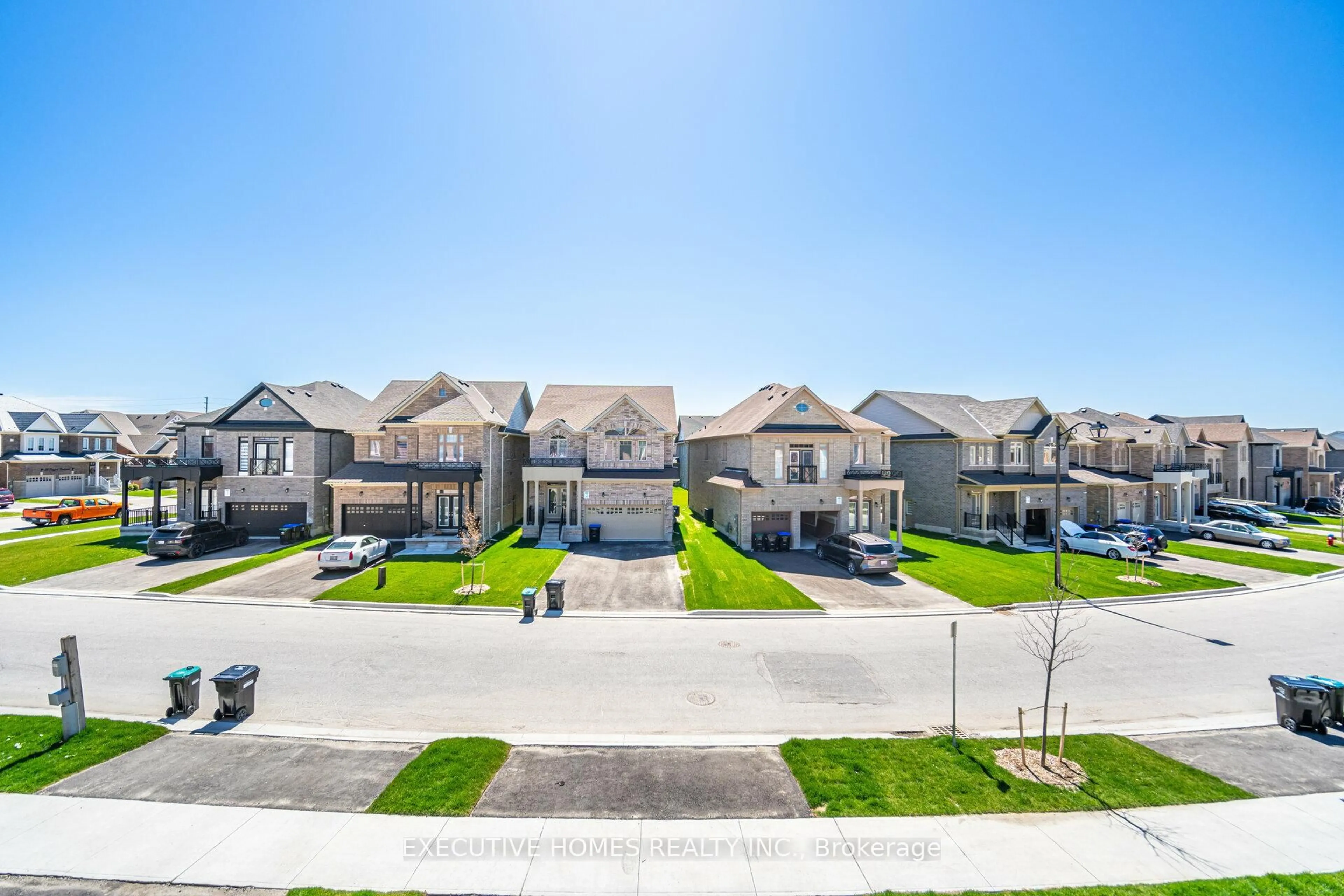 A pic from outside/outdoor area/front of a property/back of a property/a pic from drone, street for 14 Mac Campbell Way, Bradford West Gwillimbury Ontario L3Z 4M7