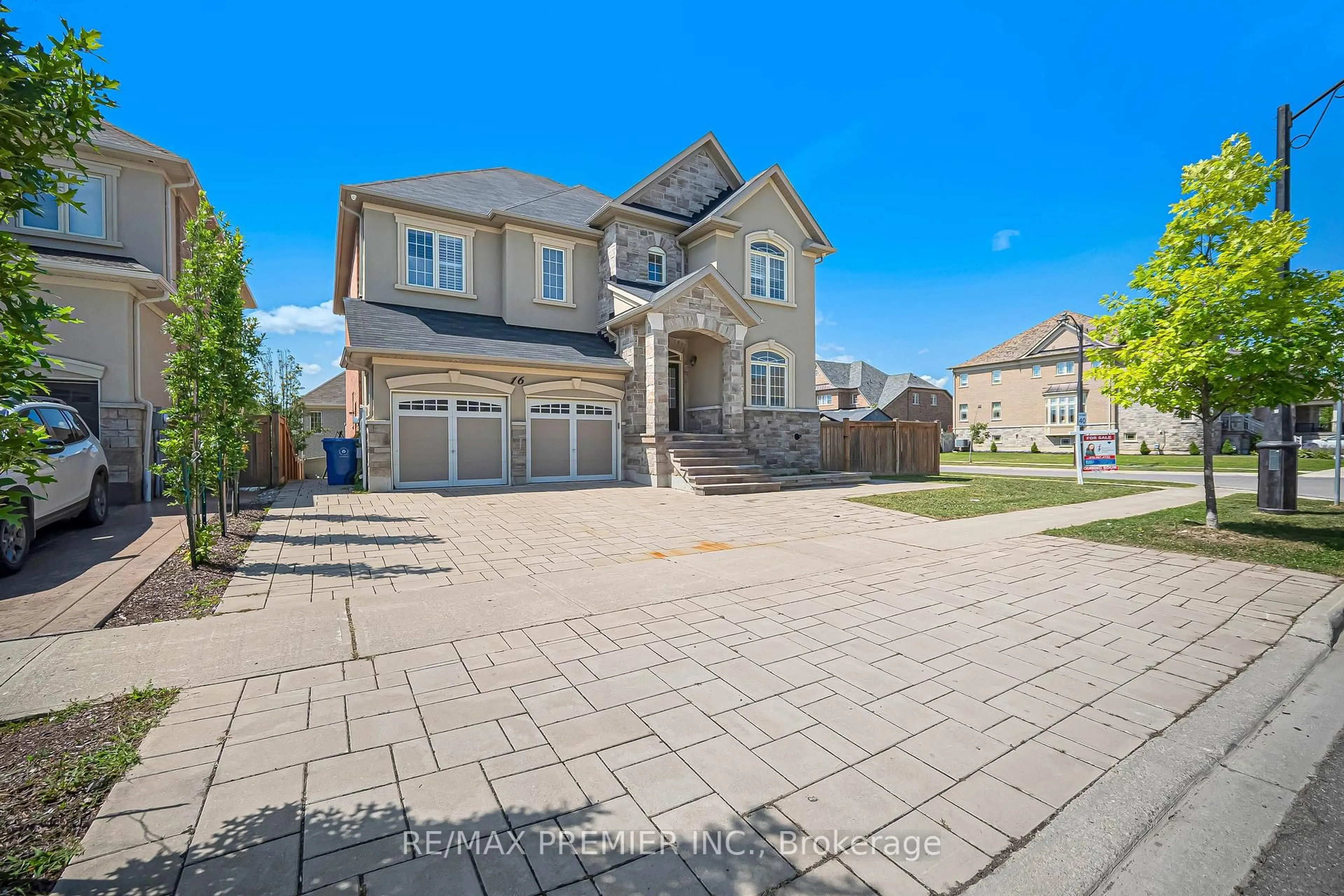 A pic from outside/outdoor area/front of a property/back of a property/a pic from drone, street for 16 Kettle Valley Tr, King Ontario L7B 0A6