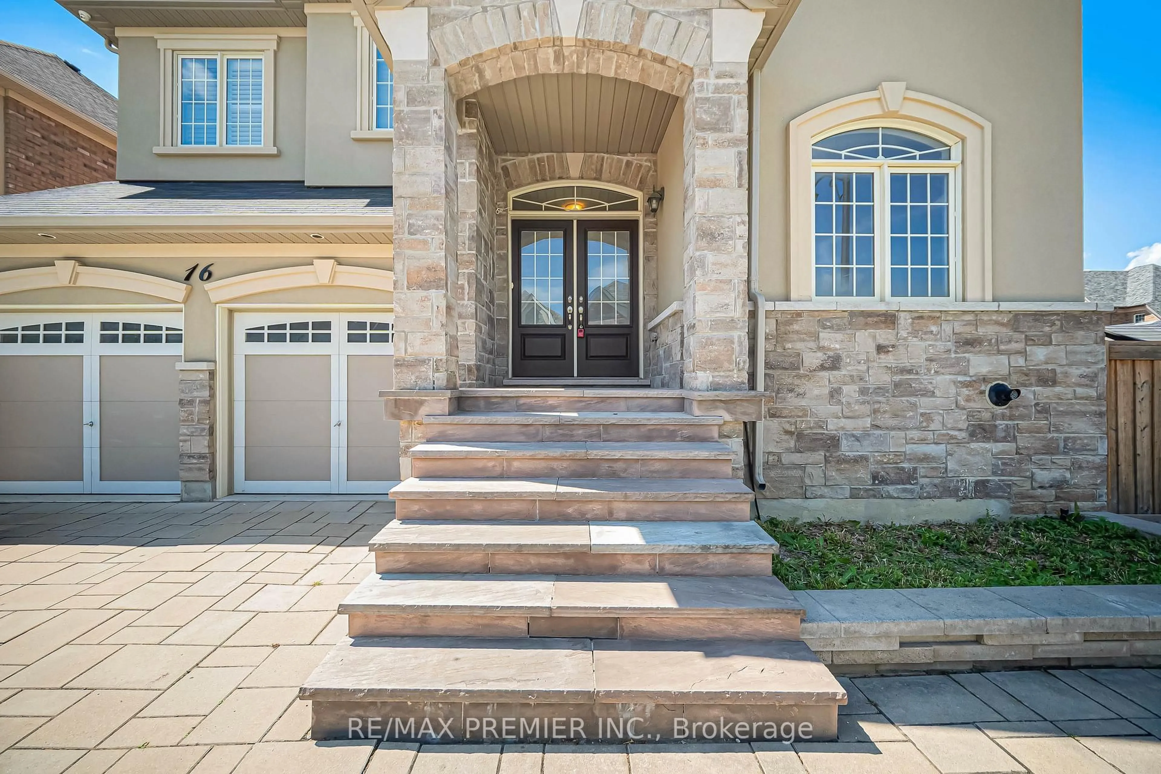 Indoor entryway for 16 Kettle Valley Tr, King Ontario L7B 0A6