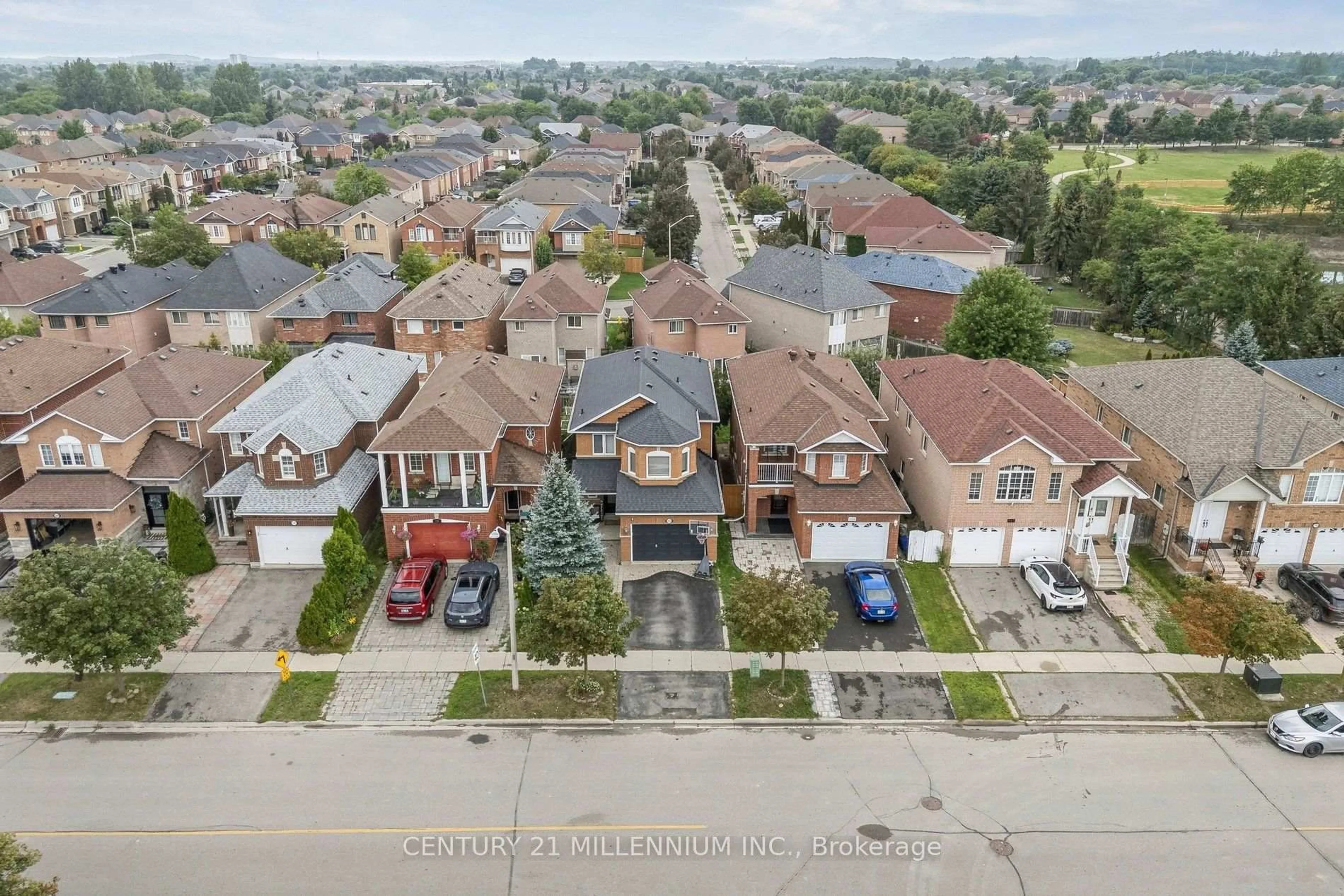 A pic from outside/outdoor area/front of a property/back of a property/a pic from drone, street for 332 St Joan Of Arc Ave, Vaughan Ontario L6A 3N1