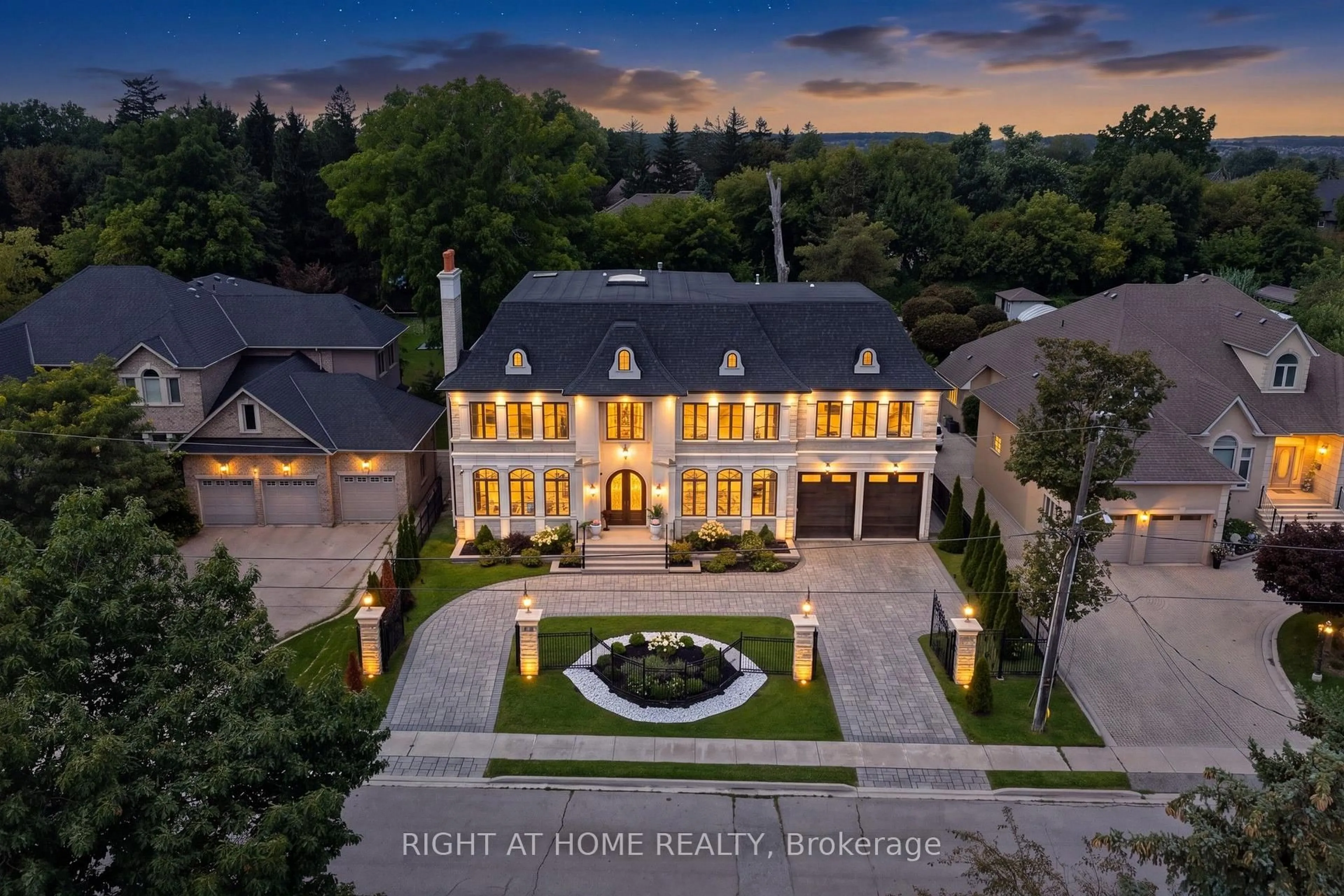 A pic from outside/outdoor area/front of a property/back of a property/a pic from drone, unknown for 10 Yongeview Ave, Richmond Hill Ontario L4C 7A4