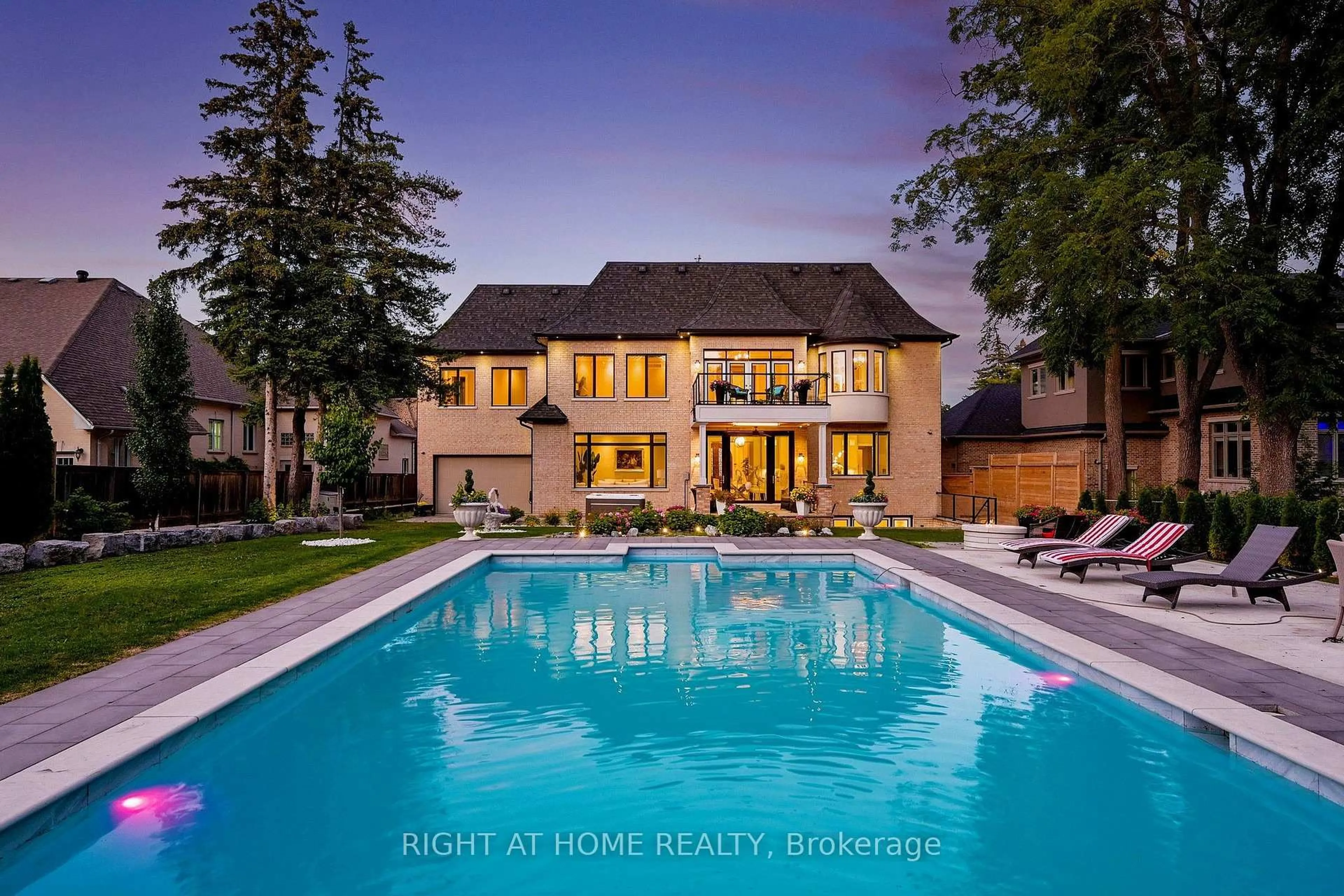 A pic from outside/outdoor area/front of a property/back of a property/a pic from drone, water/lake/river/ocean view for 10 Yongeview Ave, Richmond Hill Ontario L4C 7A4
