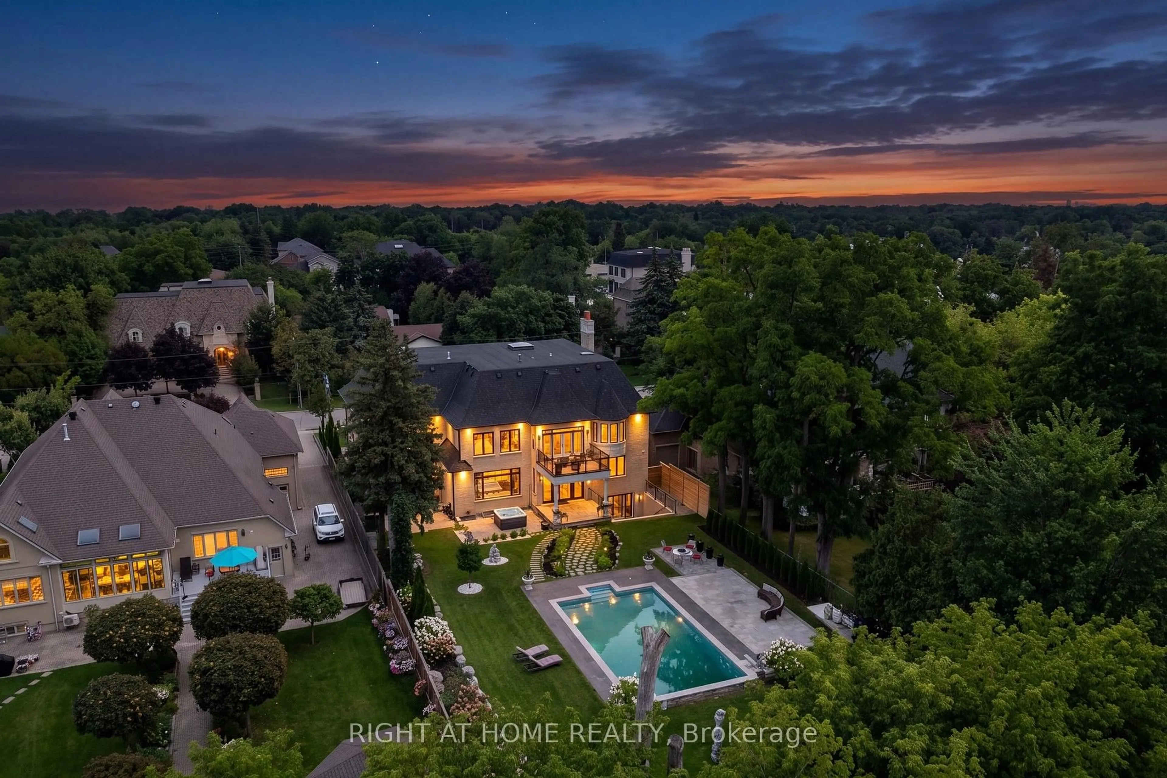 A pic from outside/outdoor area/front of a property/back of a property/a pic from drone, unknown for 10 Yongeview Ave, Richmond Hill Ontario L4C 7A4