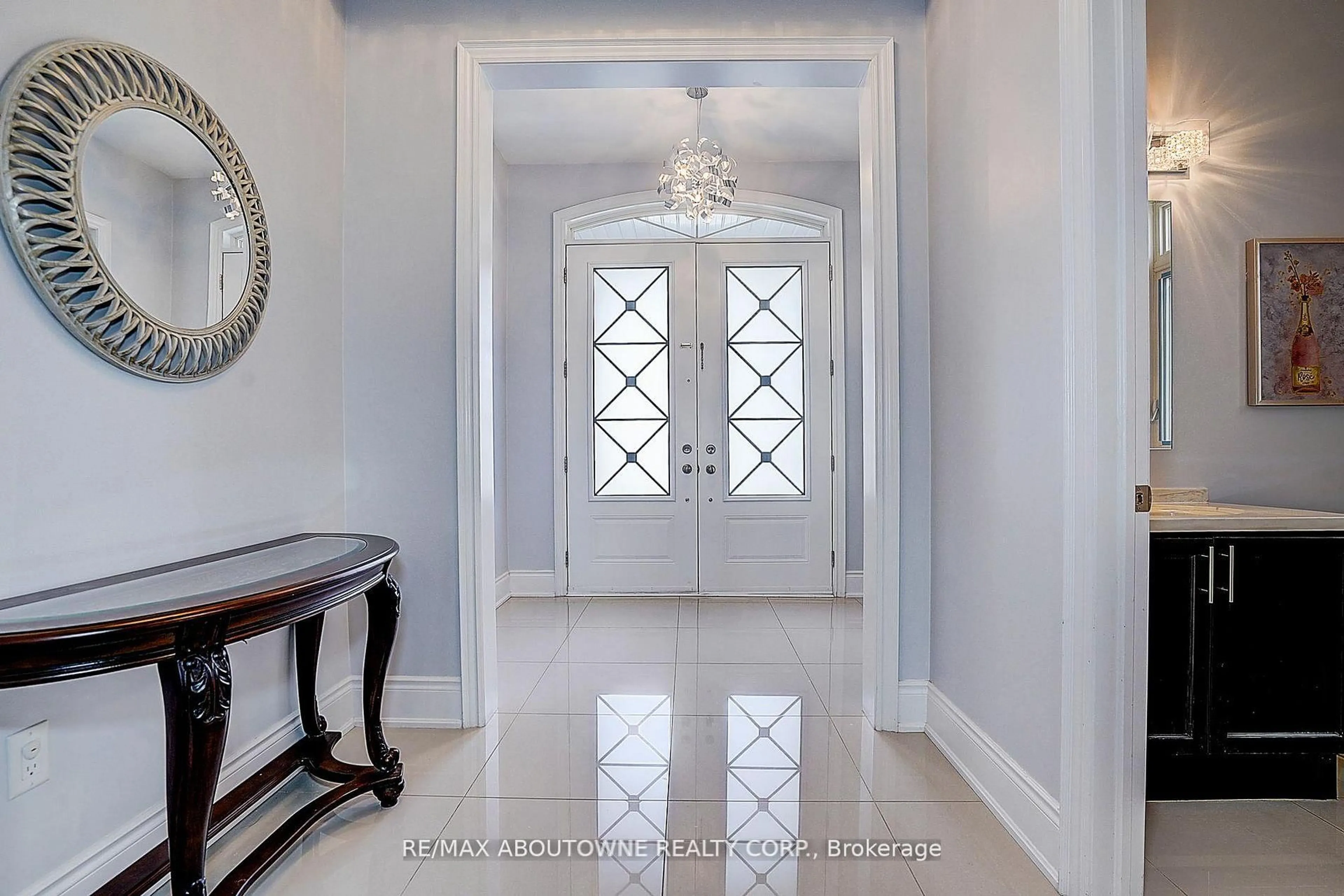 Indoor entryway for 16 Gracedale Dr, Richmond Hill Ontario L4C 0Y3