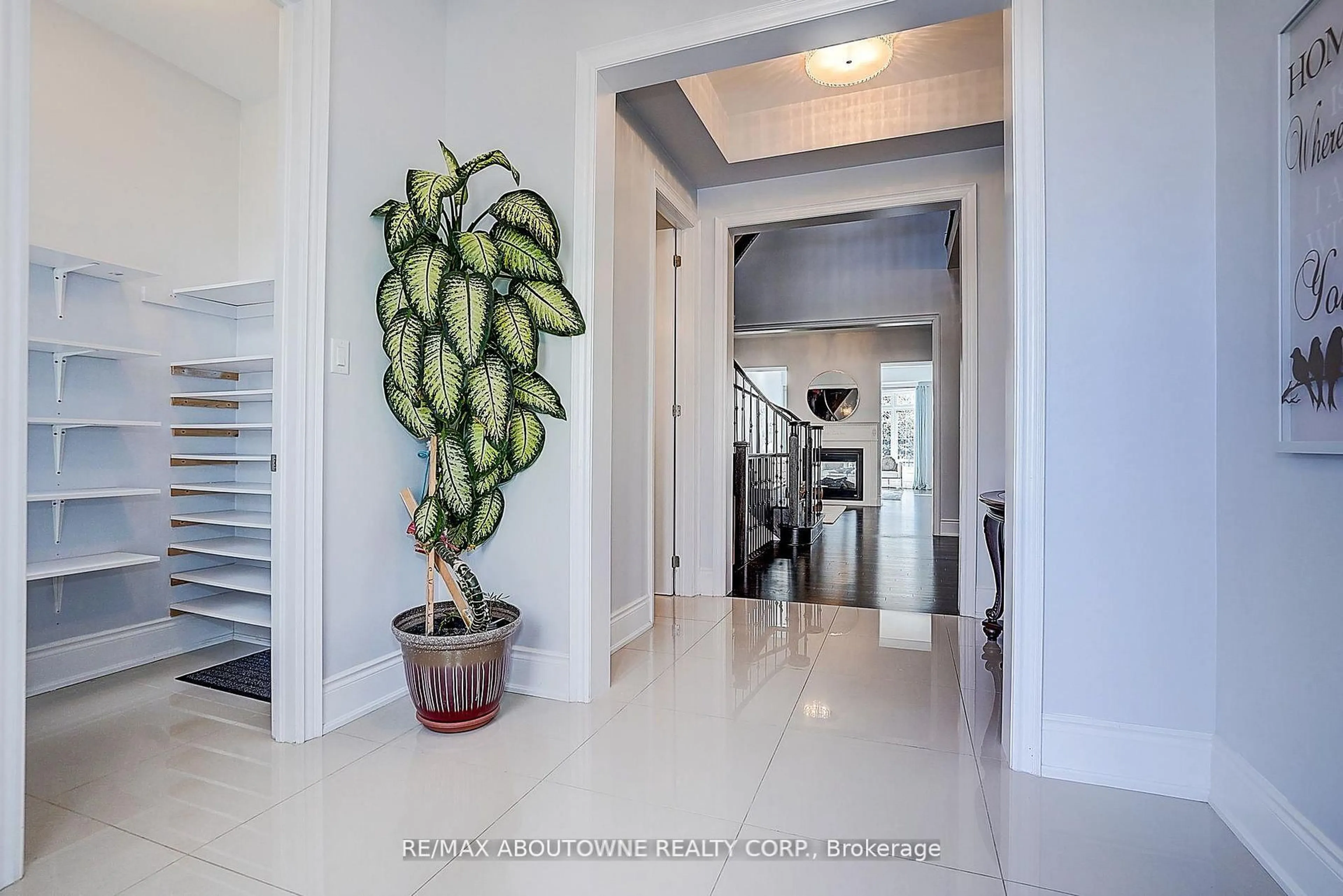 Indoor entryway for 16 Gracedale Dr, Richmond Hill Ontario L4C 0Y3