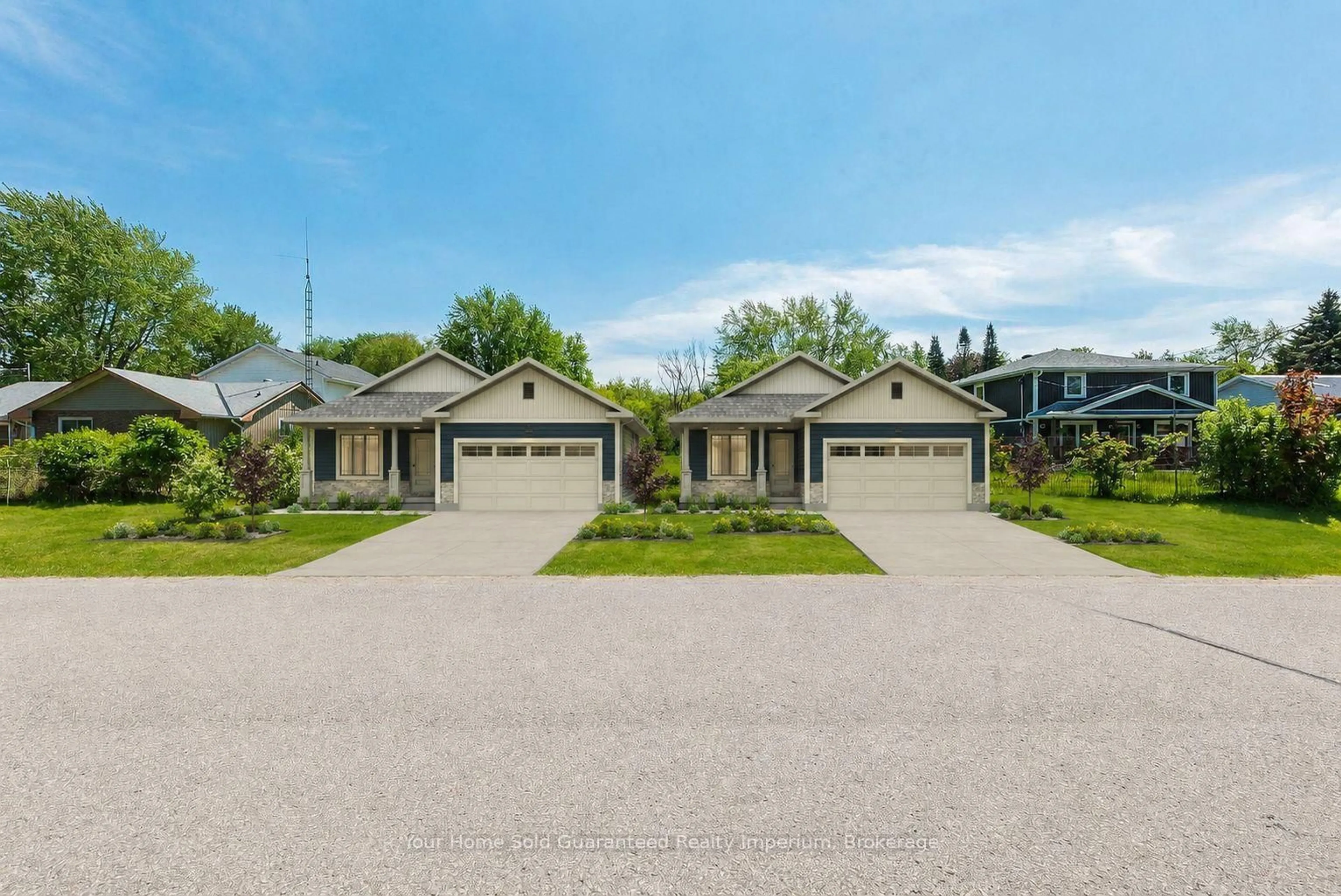 A pic from outside/outdoor area/front of a property/back of a property/a pic from drone, street for 277-279 Annshiela Dr, Georgina Ontario L4P 3A6