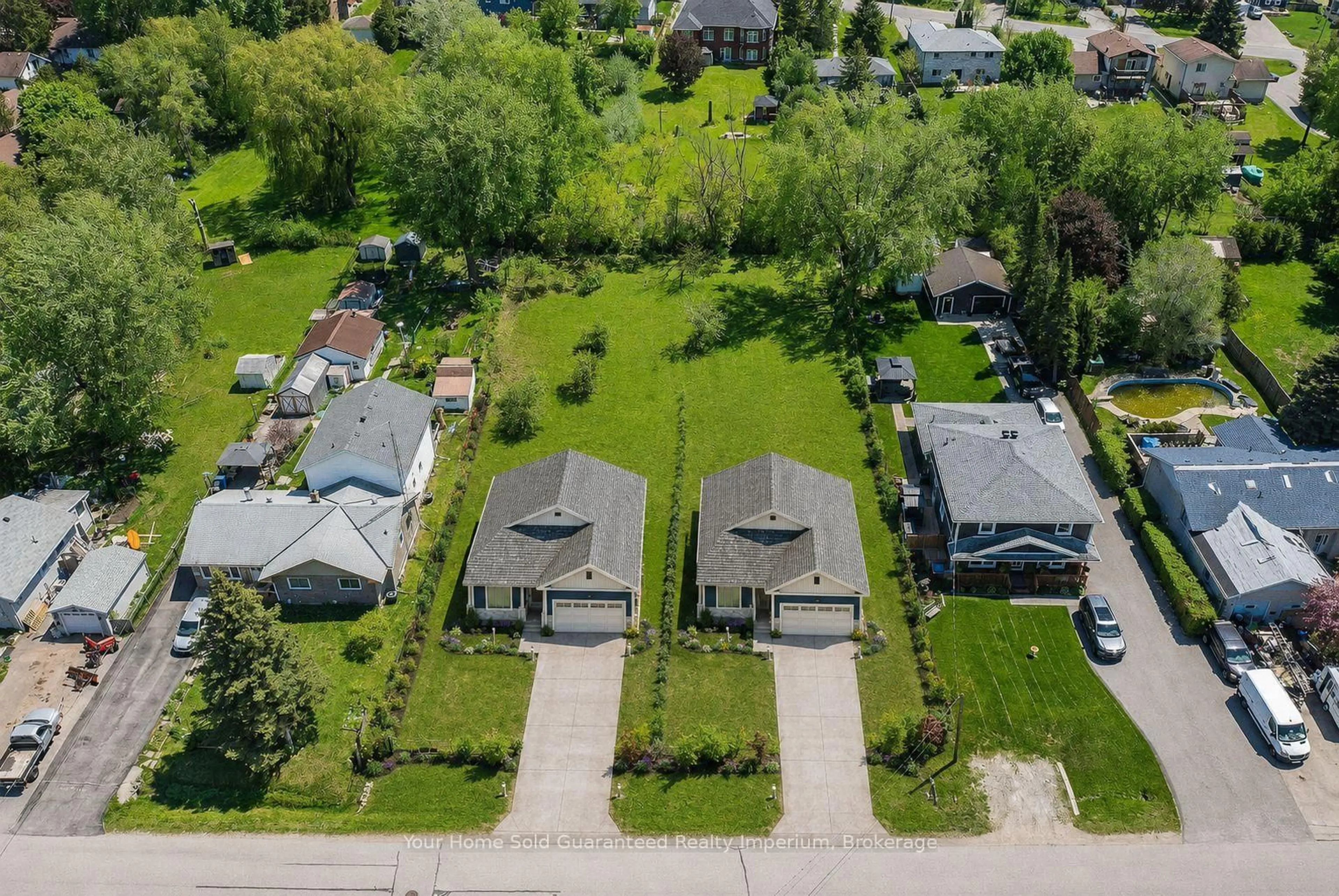 A pic from outside/outdoor area/front of a property/back of a property/a pic from drone, street for 277-279 Annshiela Dr, Georgina Ontario L4P 3A6