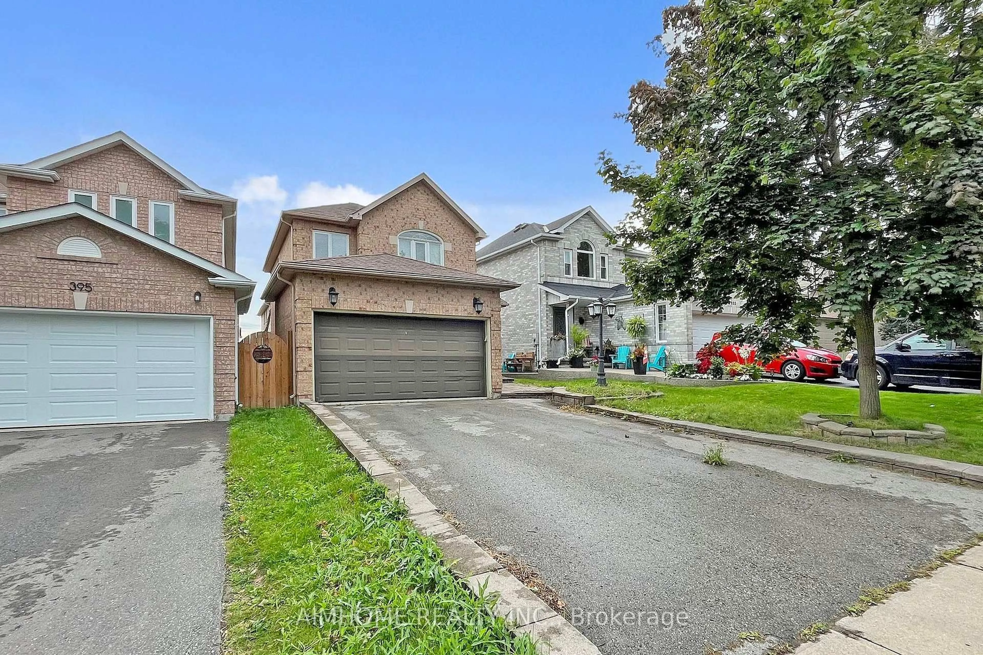 A pic from outside/outdoor area/front of a property/back of a property/a pic from drone, street for 399 Flanagan Crt, Newmarket Ontario L3X 2G1