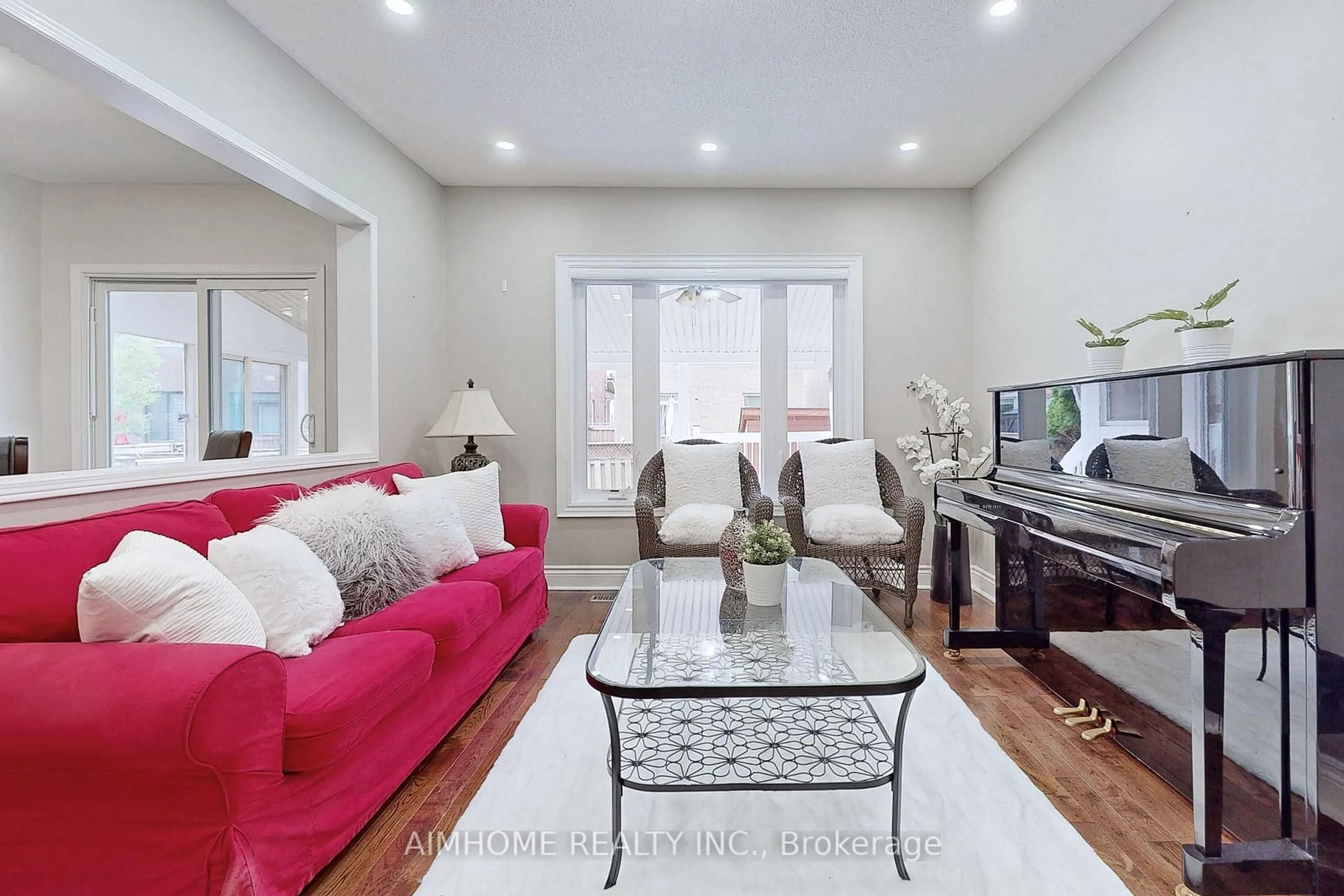 Living room with furniture, unknown for 399 Flanagan Crt, Newmarket Ontario L3X 2G1