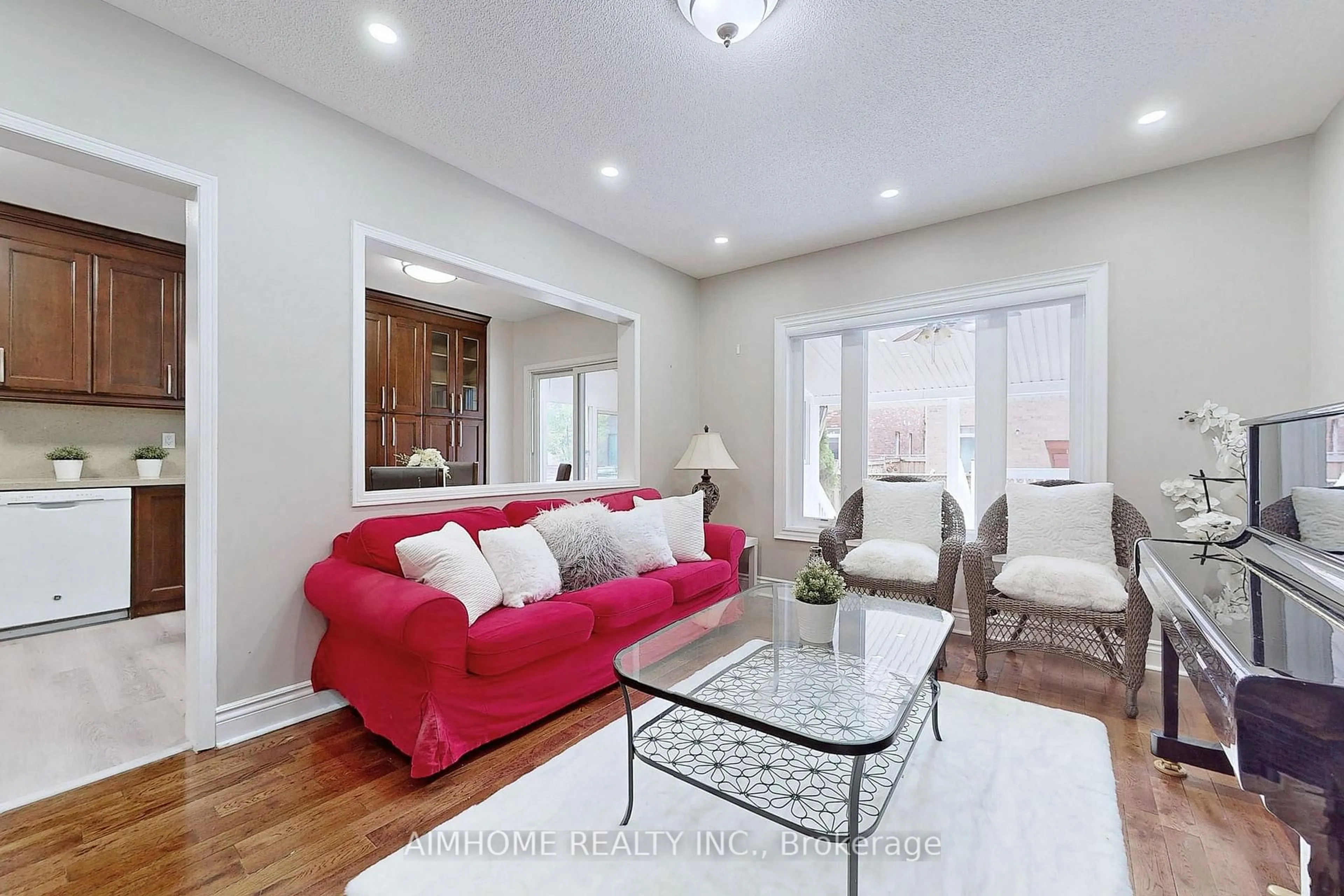 Living room with furniture, unknown for 399 Flanagan Crt, Newmarket Ontario L3X 2G1