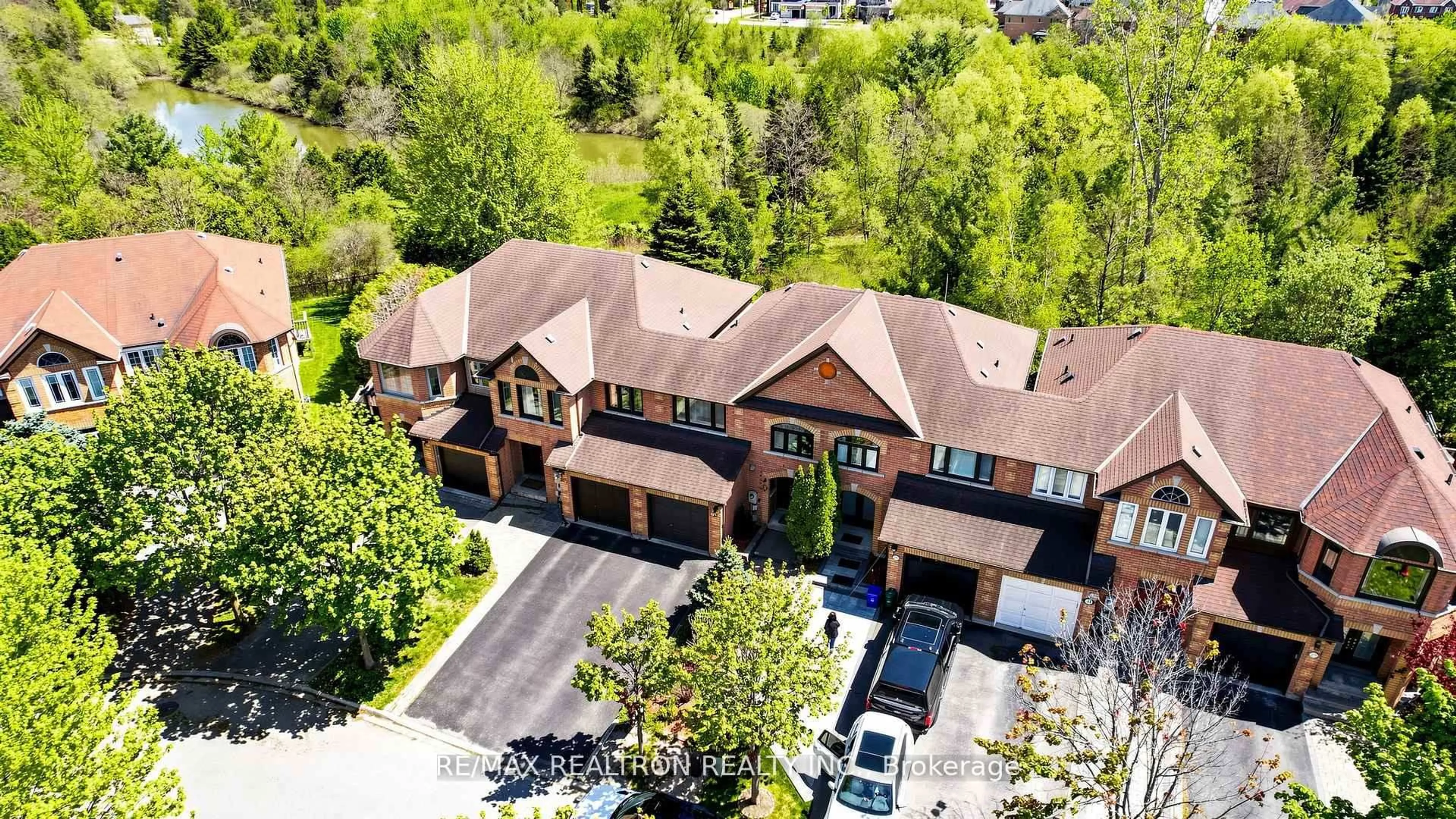 A pic from outside/outdoor area/front of a property/back of a property/a pic from drone, street for 27 Mistleflower Crt, Richmond Hill Ontario L4E 3T9
