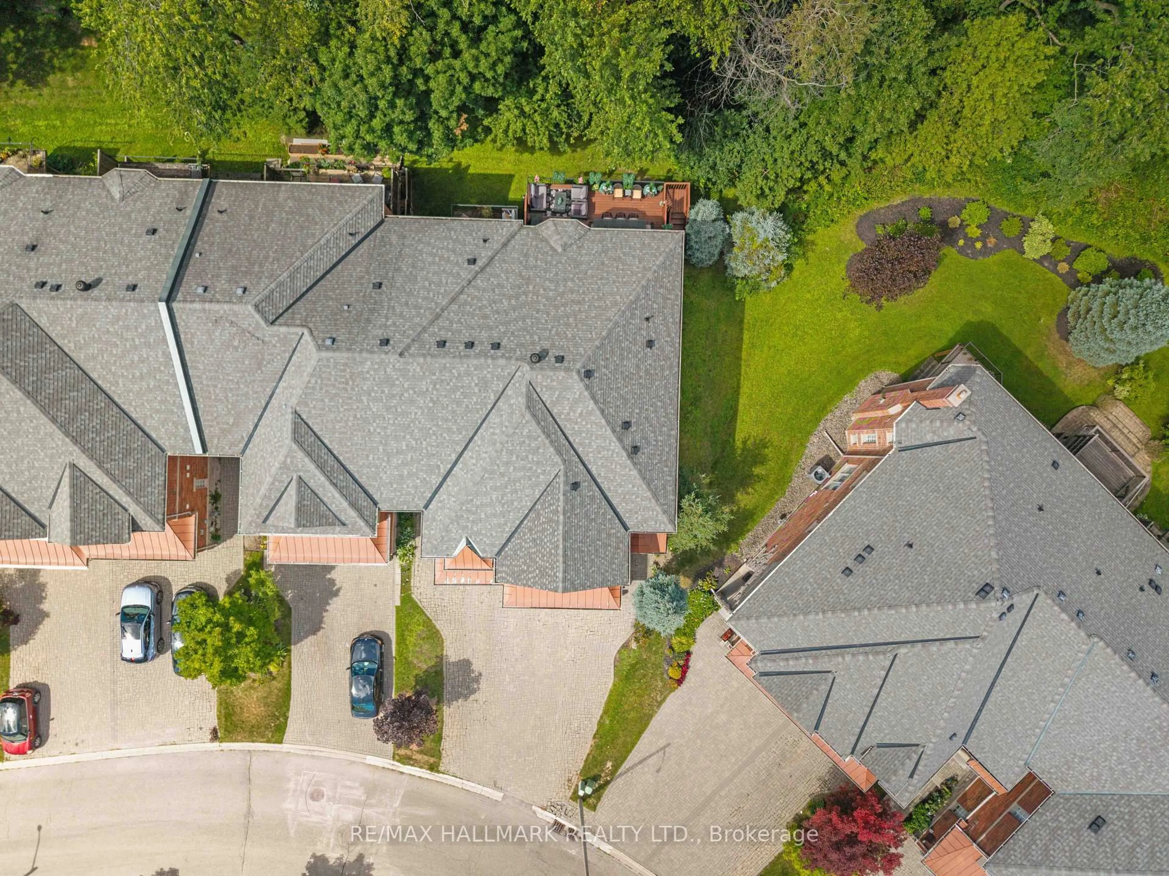 A pic from outside/outdoor area/front of a property/back of a property/a pic from drone, street for 79 Westbury Crt, Richmond Hill Ontario L4S 2L2