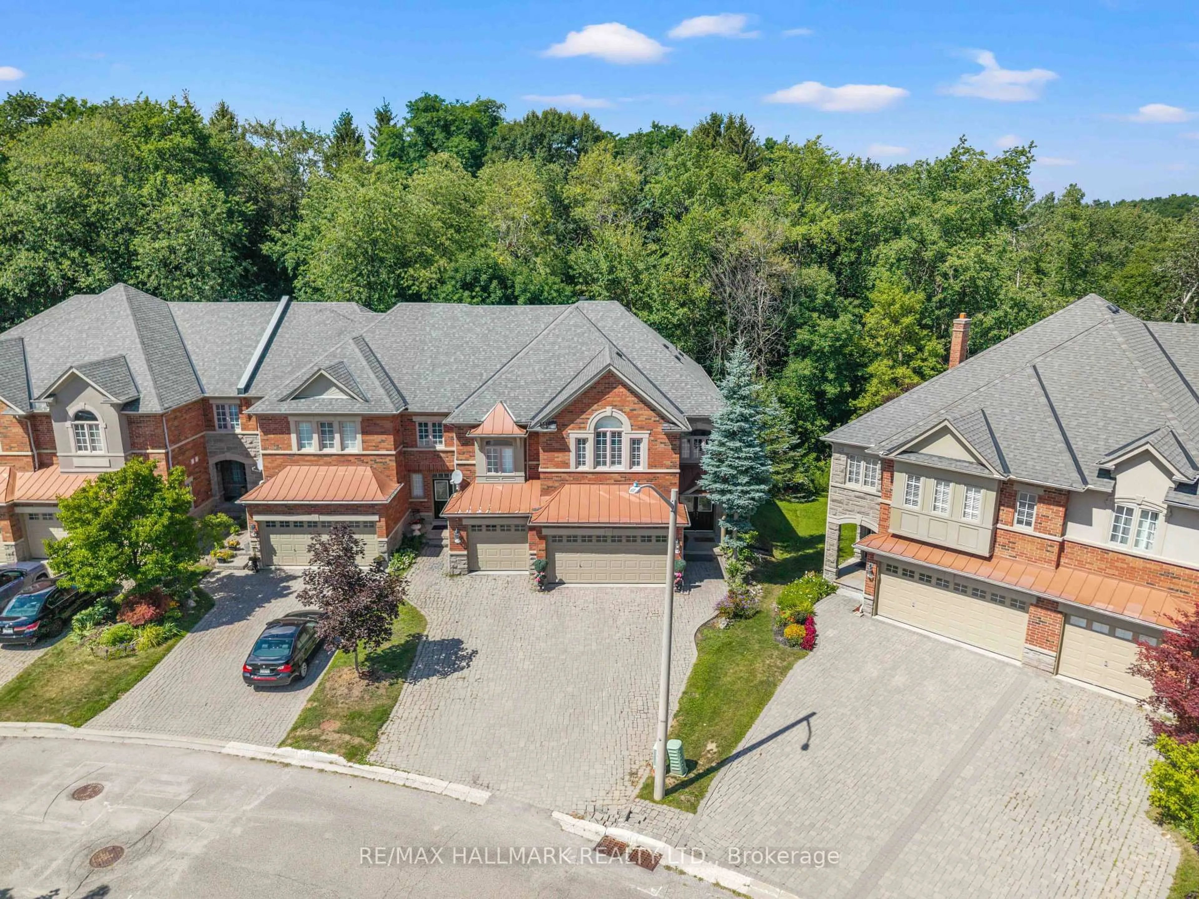 A pic from outside/outdoor area/front of a property/back of a property/a pic from drone, street for 79 Westbury Crt, Richmond Hill Ontario L4S 2L2