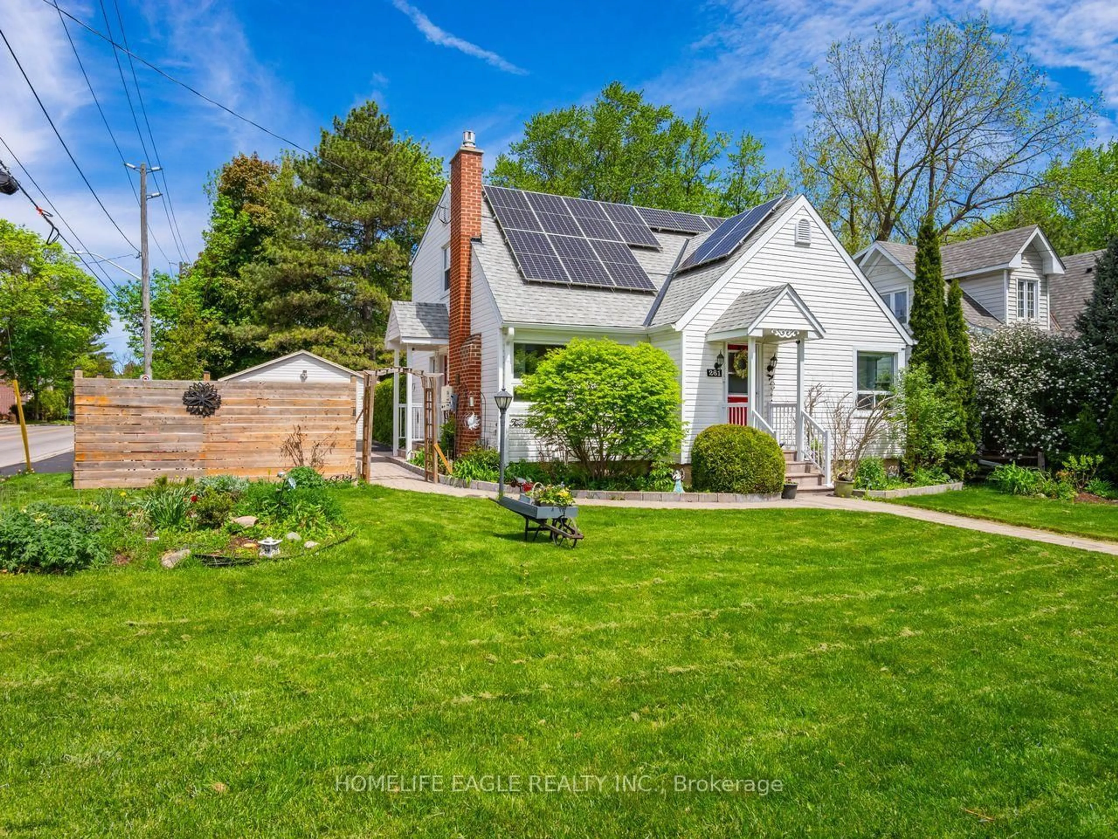 A pic from outside/outdoor area/front of a property/back of a property/a pic from drone, street for 261 Richmond St, Richmond Hill Ontario L4C 3Y9