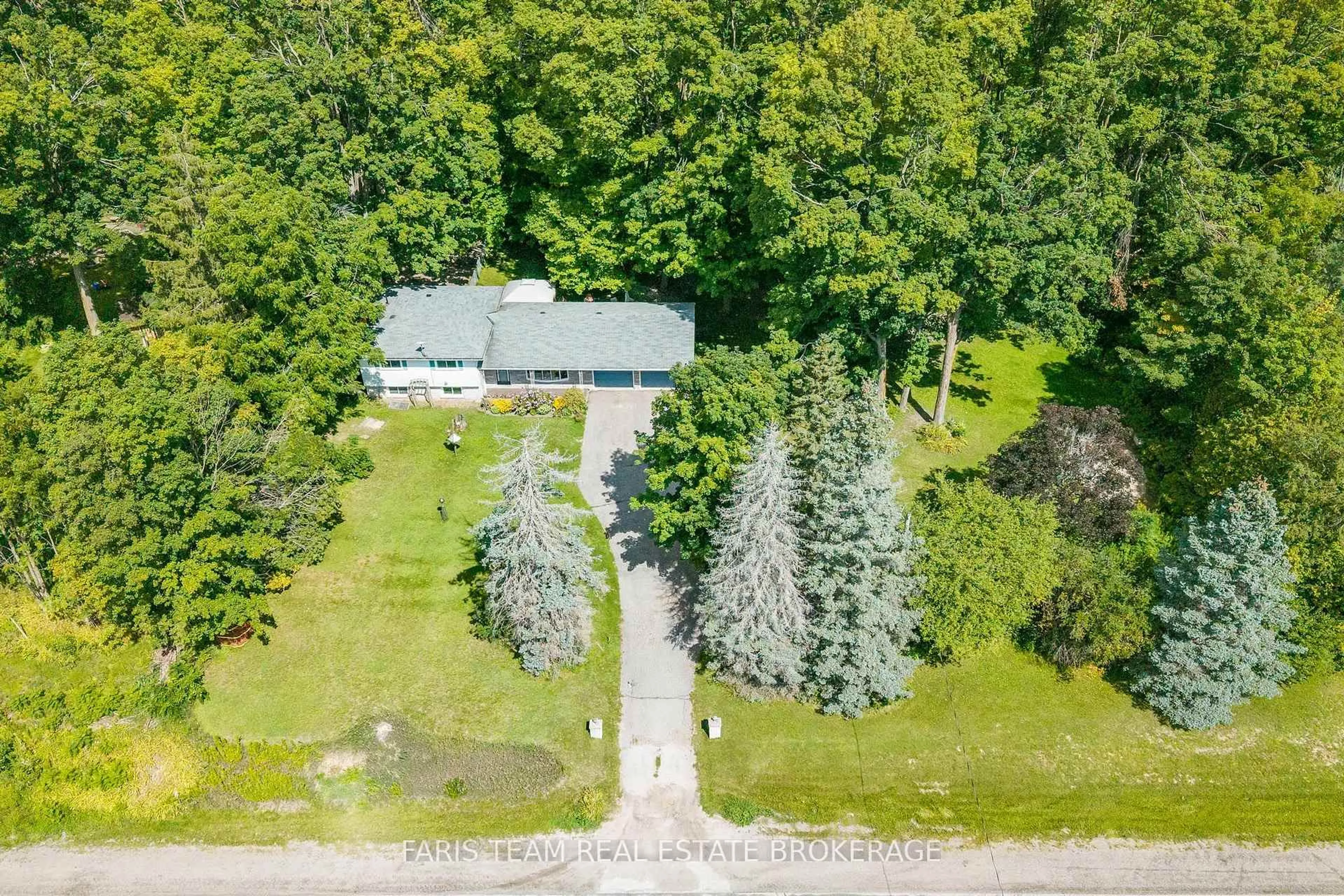 A pic from outside/outdoor area/front of a property/back of a property/a pic from drone, unknown for 3114 Innisfil Beach Rd, Innisfil Ontario L9S 4C7