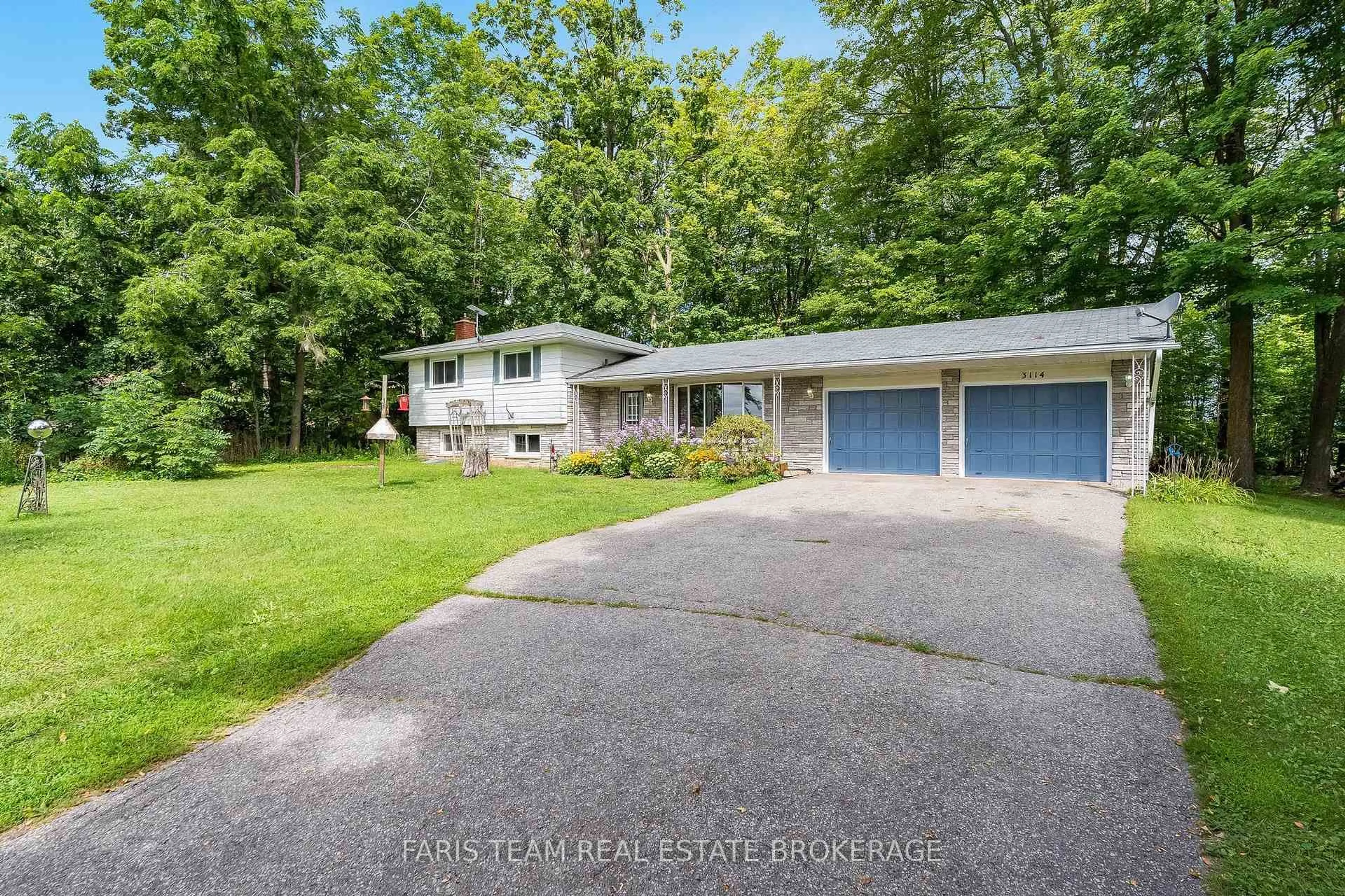 A pic from outside/outdoor area/front of a property/back of a property/a pic from drone, unknown for 3114 Innisfil Beach Rd, Innisfil Ontario L9S 4C7