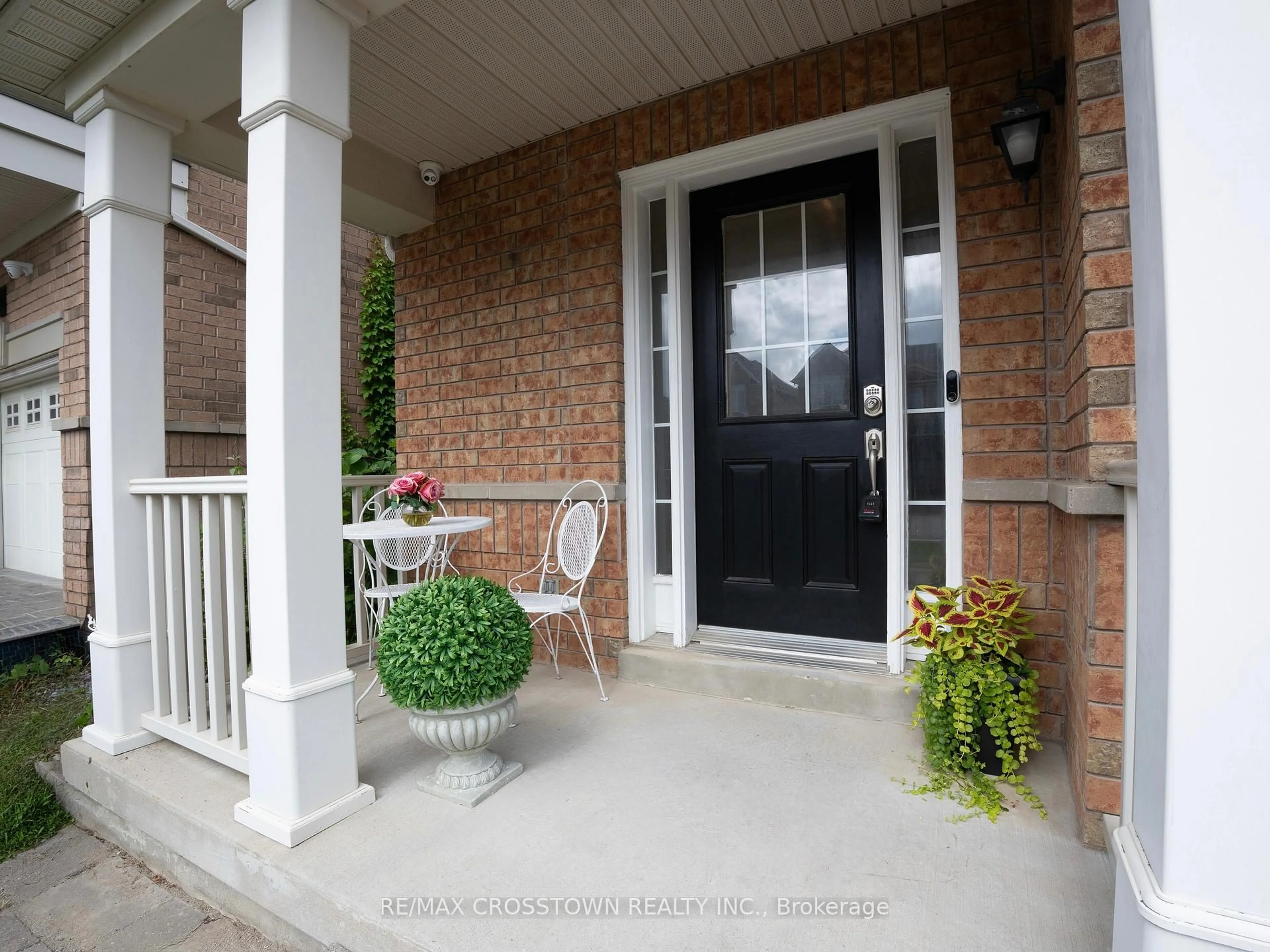 Indoor entryway for 460 Reeves Way Blvd, Whitchurch-Stouffville Ontario L4A 0H2