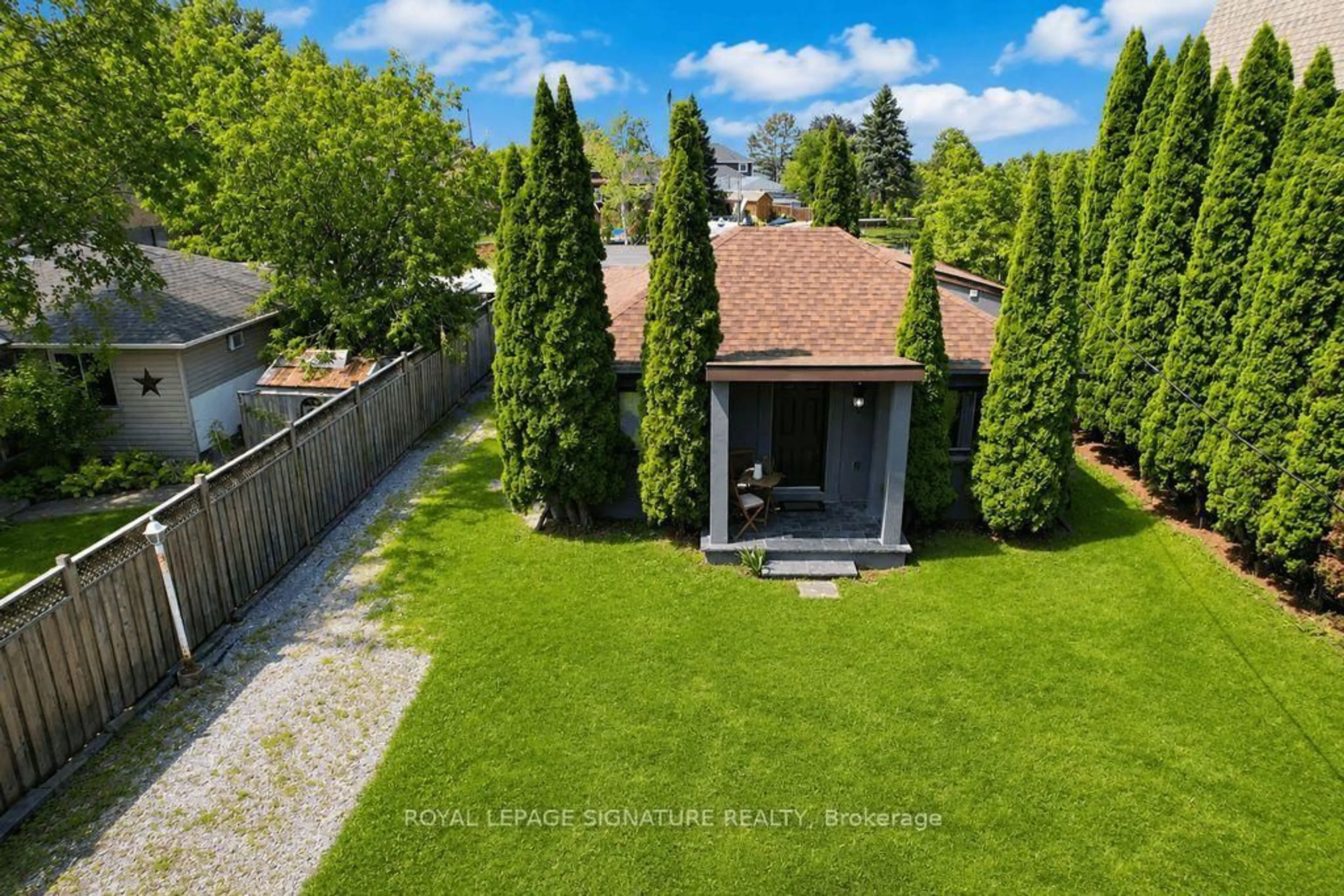 A pic from outside/outdoor area/front of a property/back of a property/a pic from drone, unknown for 606 Lake Dr, Georgina Ontario L4P 1T5