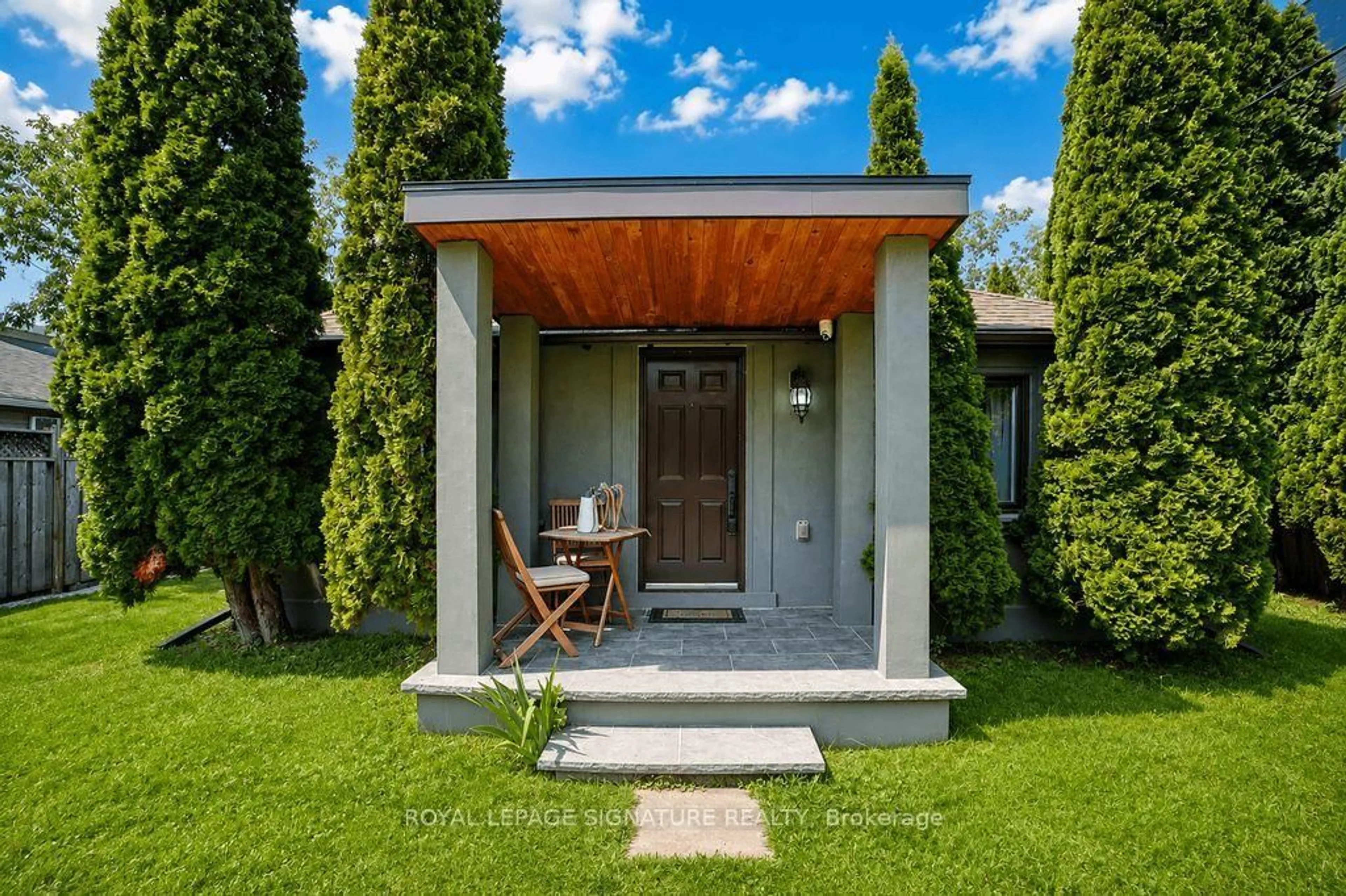 Patio, street for 606 Lake Dr, Georgina Ontario L4P 1T5