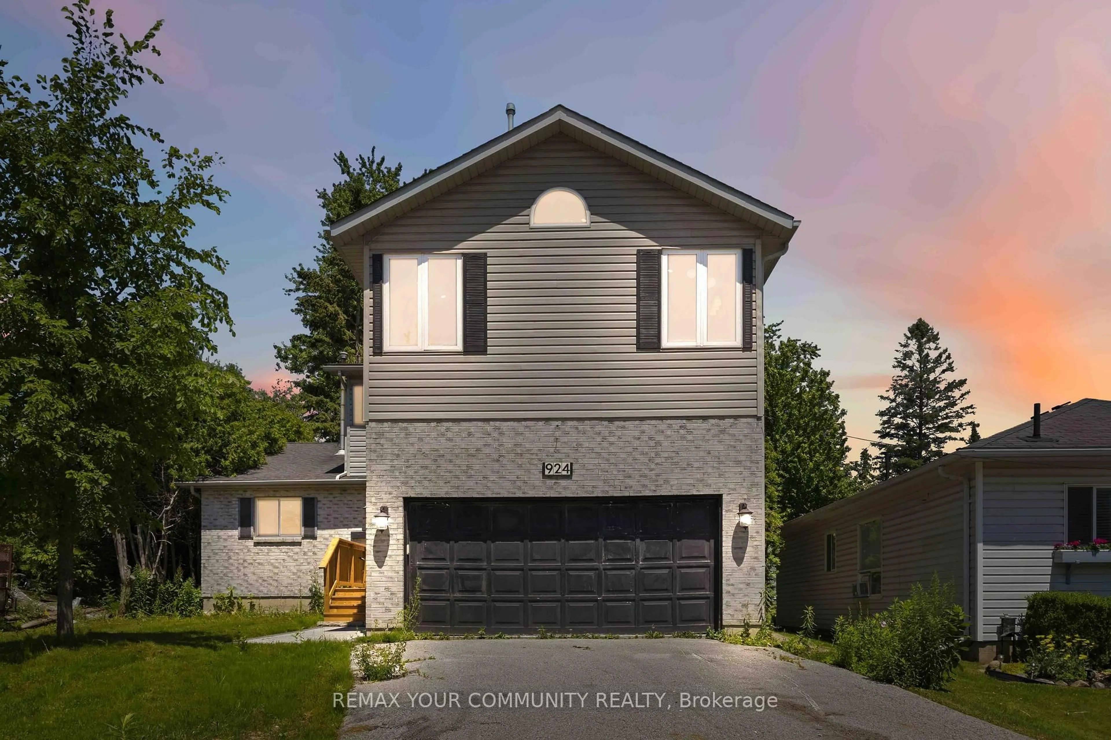 Home with brick exterior material, street for 924 Helen St, Innisfil Ontario L9S 1T5