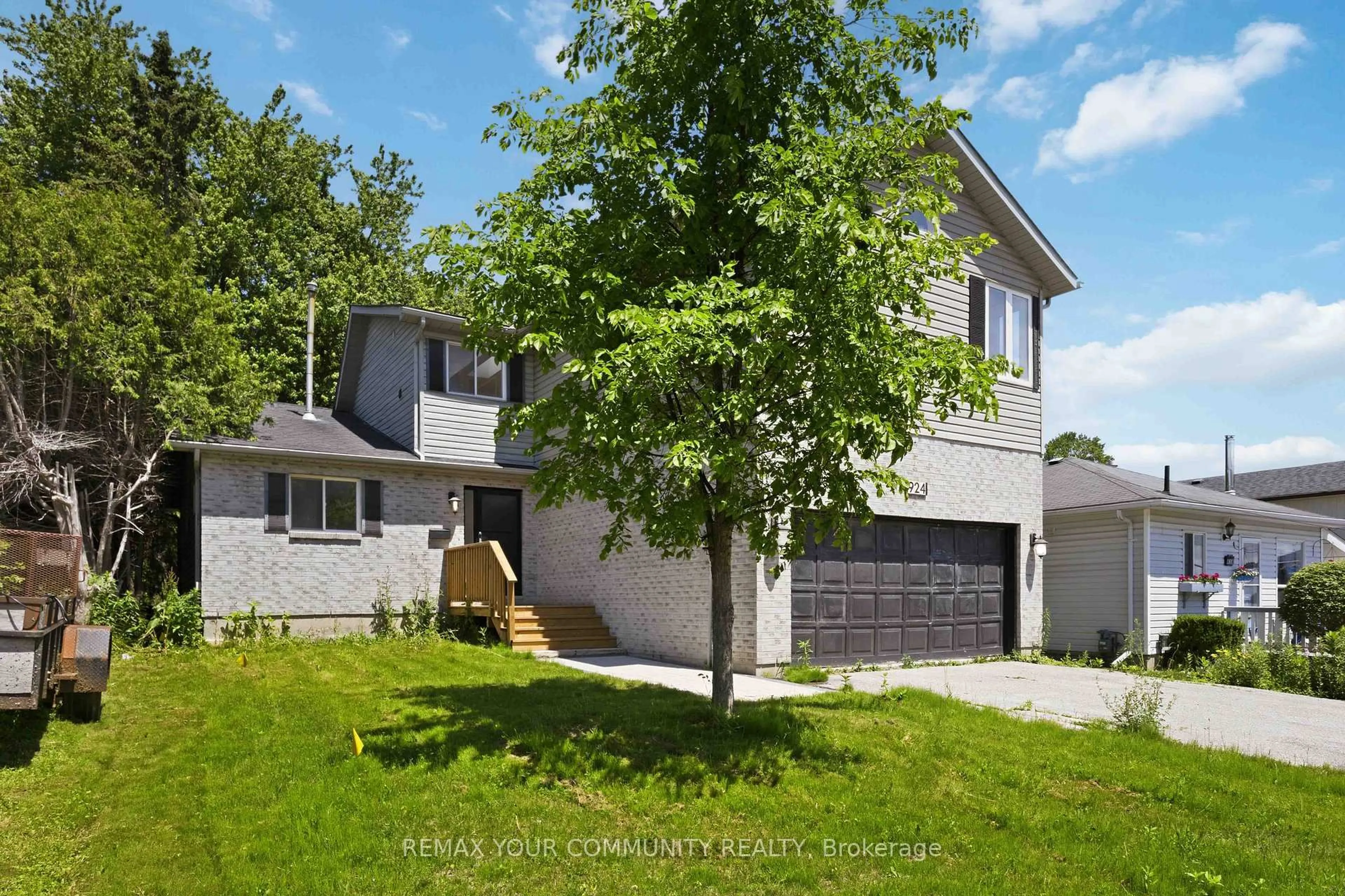 A pic from outside/outdoor area/front of a property/back of a property/a pic from drone, street for 924 Helen St, Innisfil Ontario L9S 1T5
