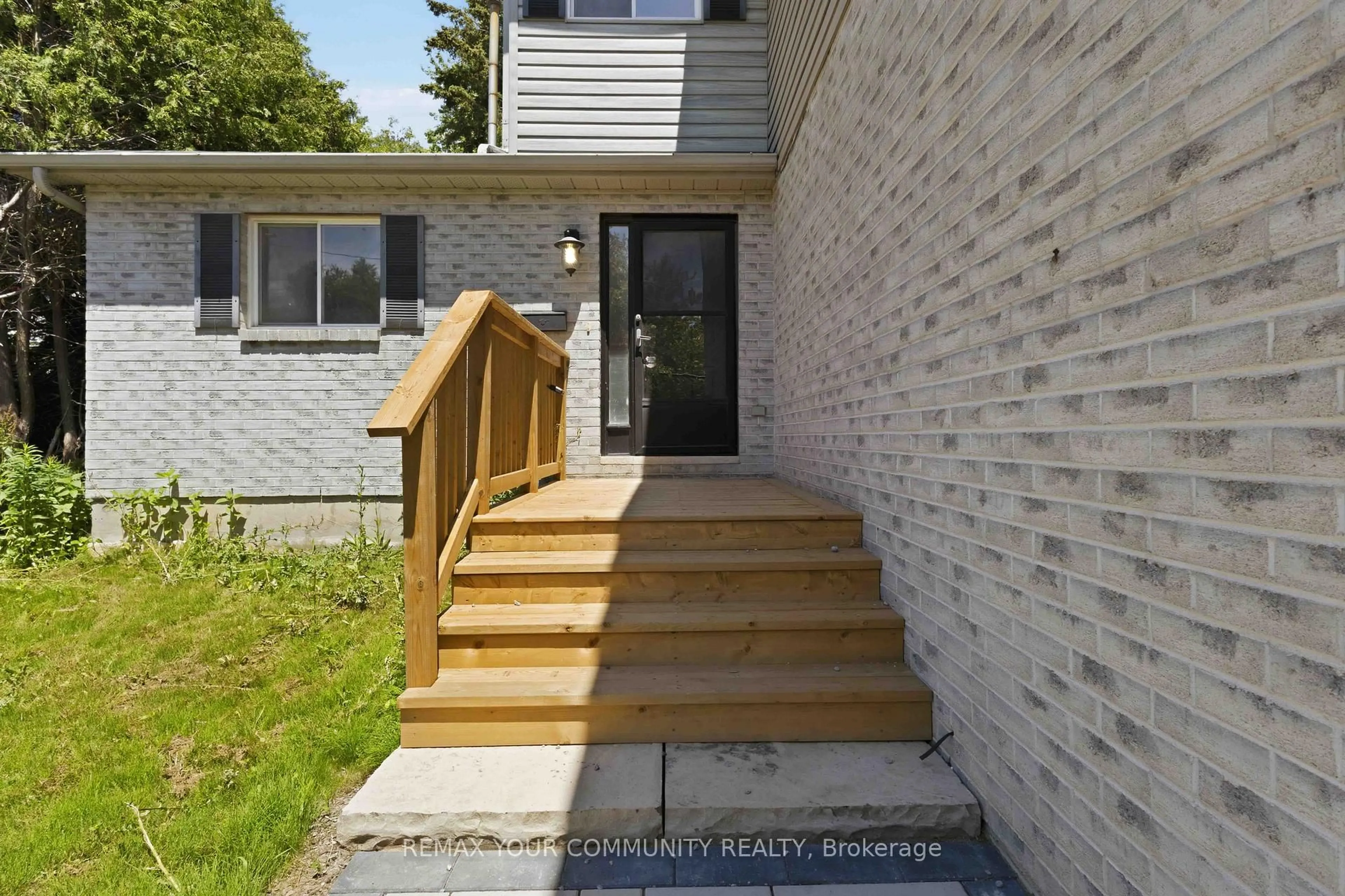 Unknown for 924 Helen St, Innisfil Ontario L9S 1T5