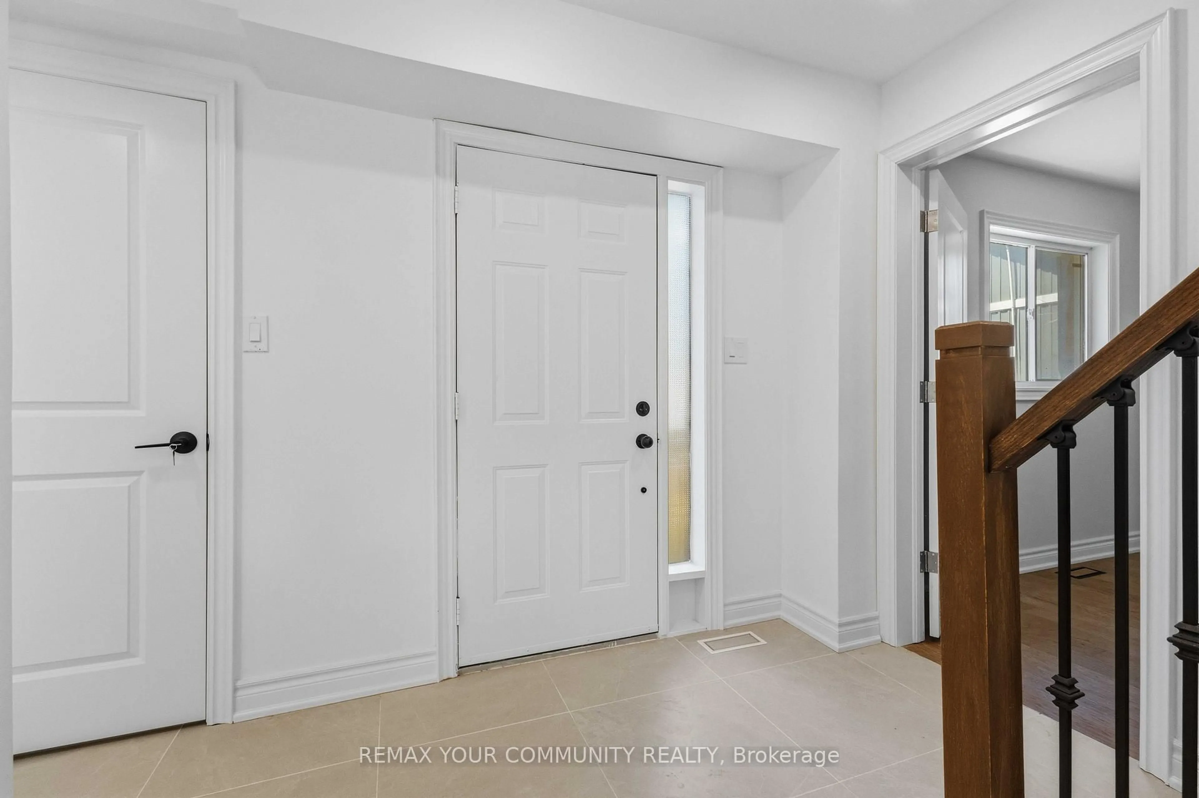 Indoor entryway for 924 Helen St, Innisfil Ontario L9S 1T5